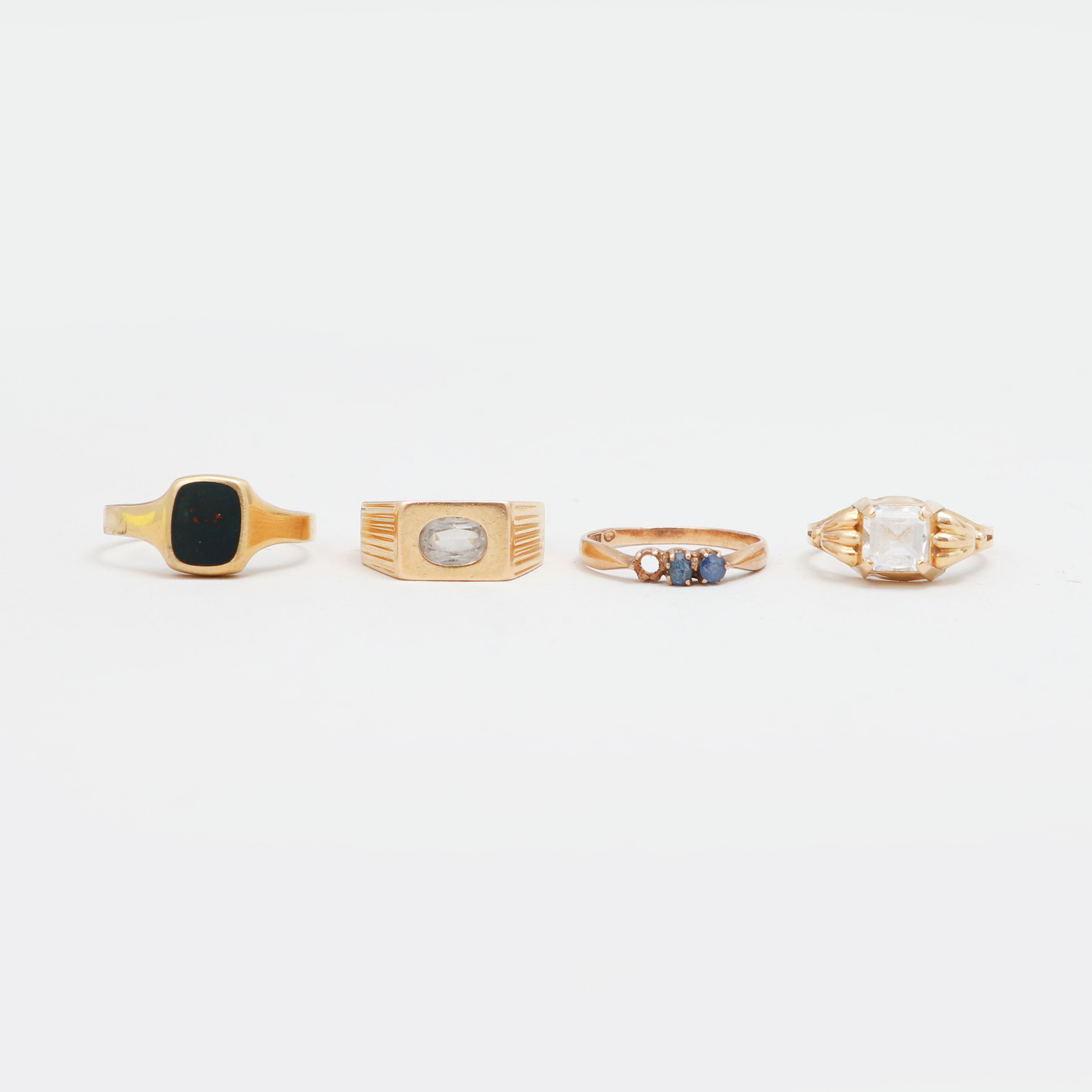 RINGAR, 4 st, 18k guld med paste, onyx och syntetiska stenar. Totalvikt ca 9,6 g.