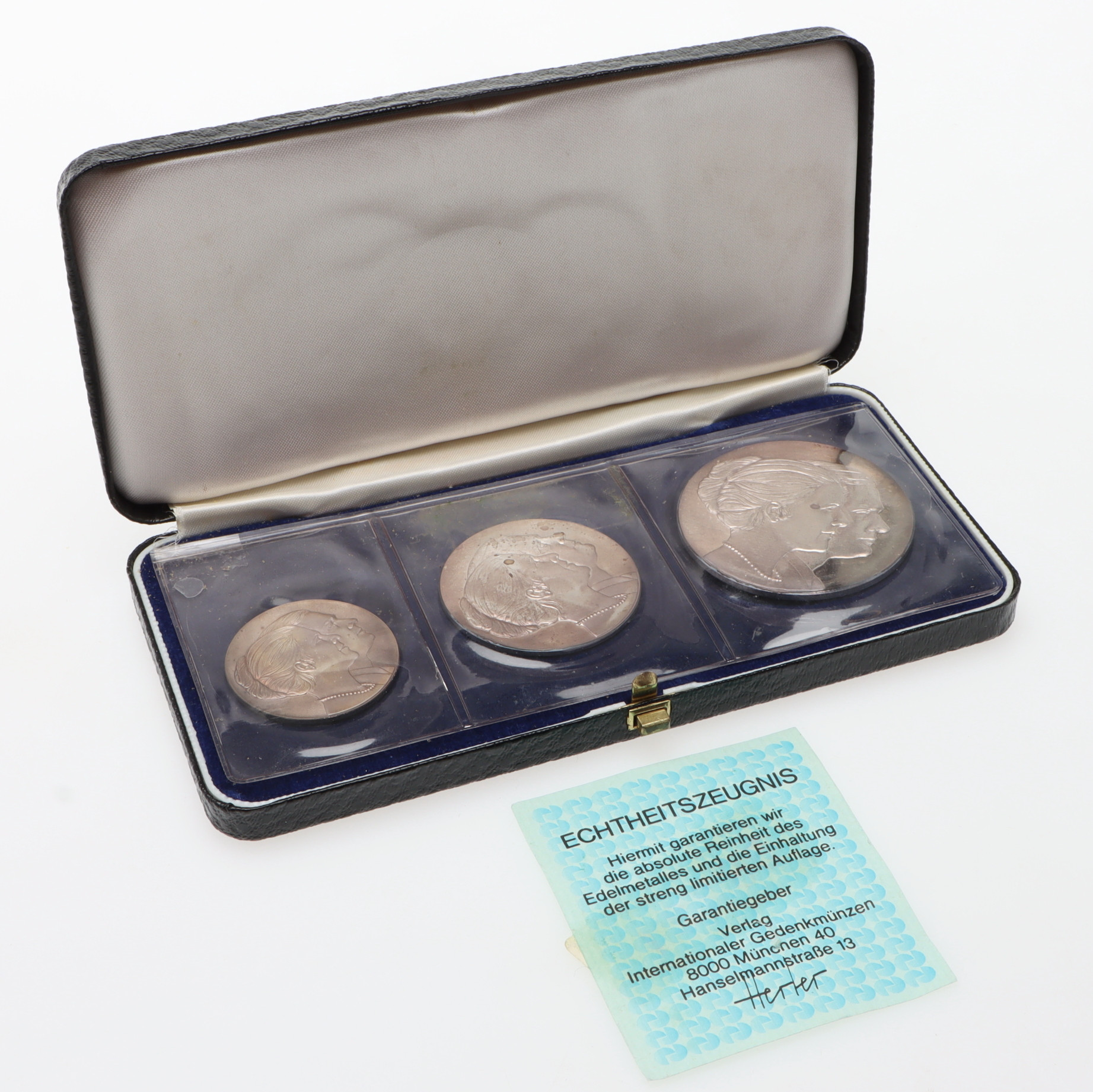 MINNESMEDALJER, 3 st, König und Königin von Schweden Carl XVI und Silvia, finsilver.