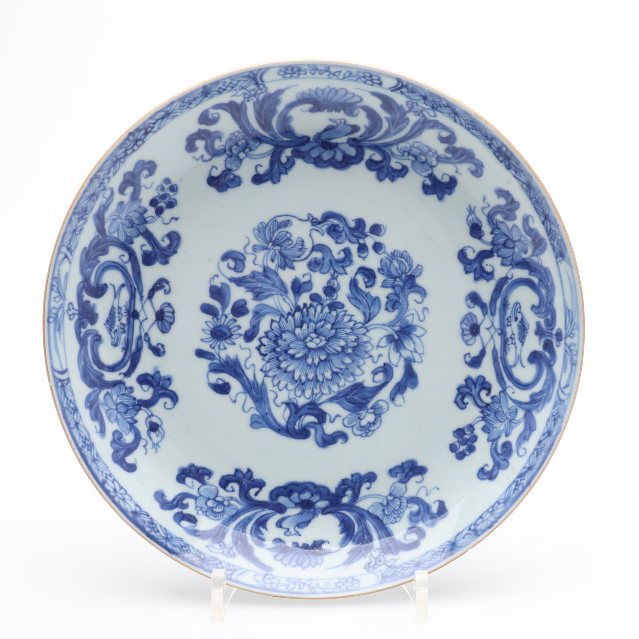 SKÅLFAT, Kina, porslin med blåvitt måleri, Qianlong (1736-1795).