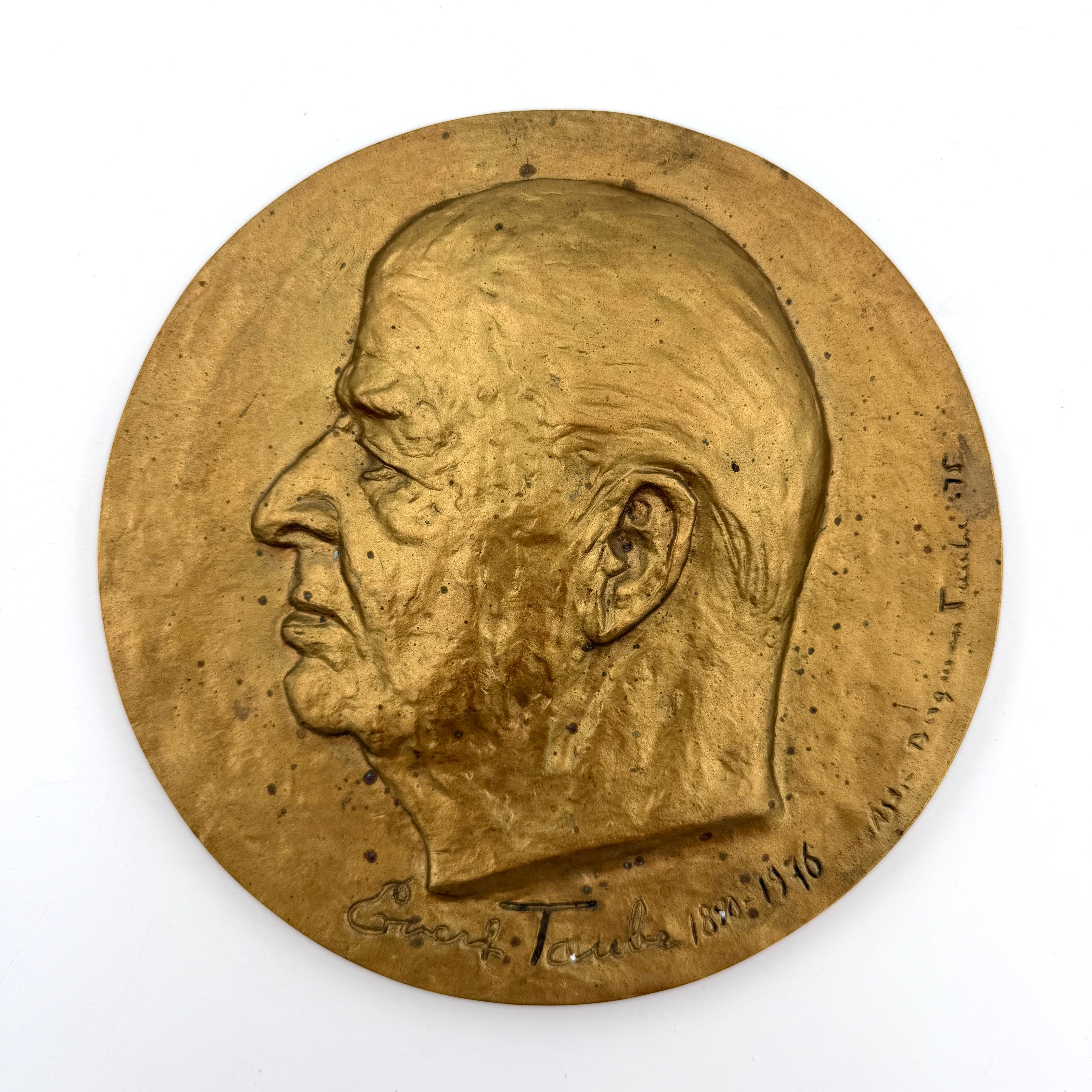 ASTRI BERGMAN-TAUBE. Bronsplakett, föreställande Evert Taube, signerad Astri Bergman-Taube och daterad 75.