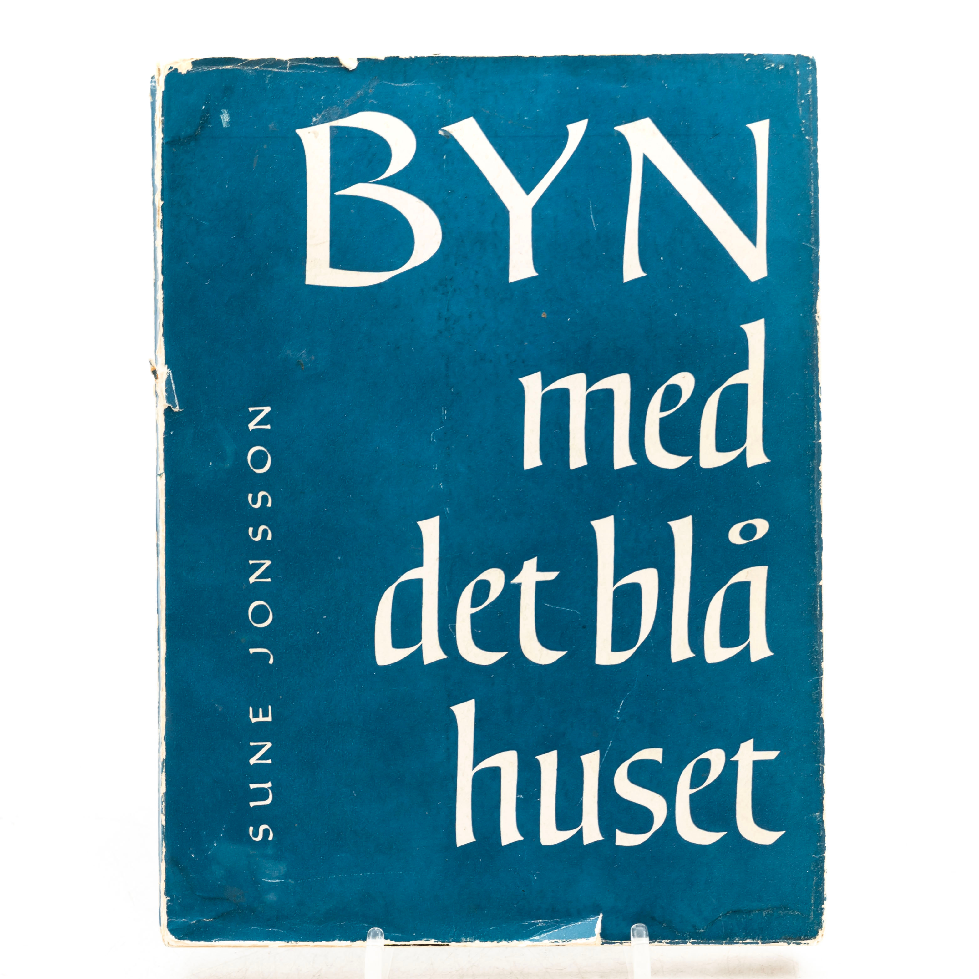 SUNE JONSSON. FOTO. ETT VACKERT EXEMPLAR AV FÖRSTA UPPLAGAN "BYN MED DET BLÅ HUSET".