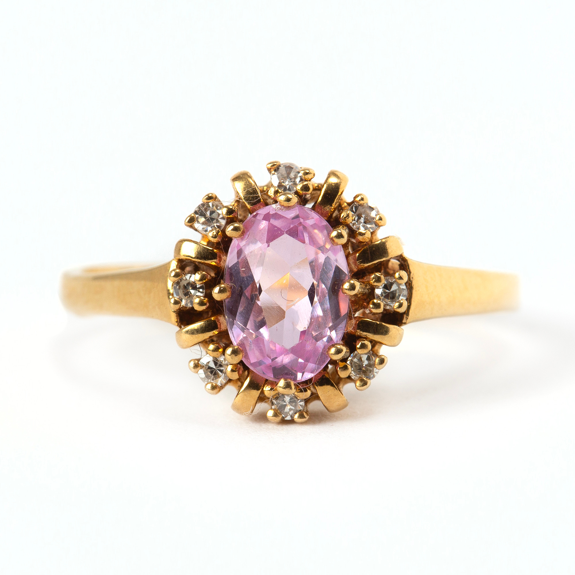 RING, 18K guld, med åttkantslipade diamanter och fasettslipad rosa safir.
