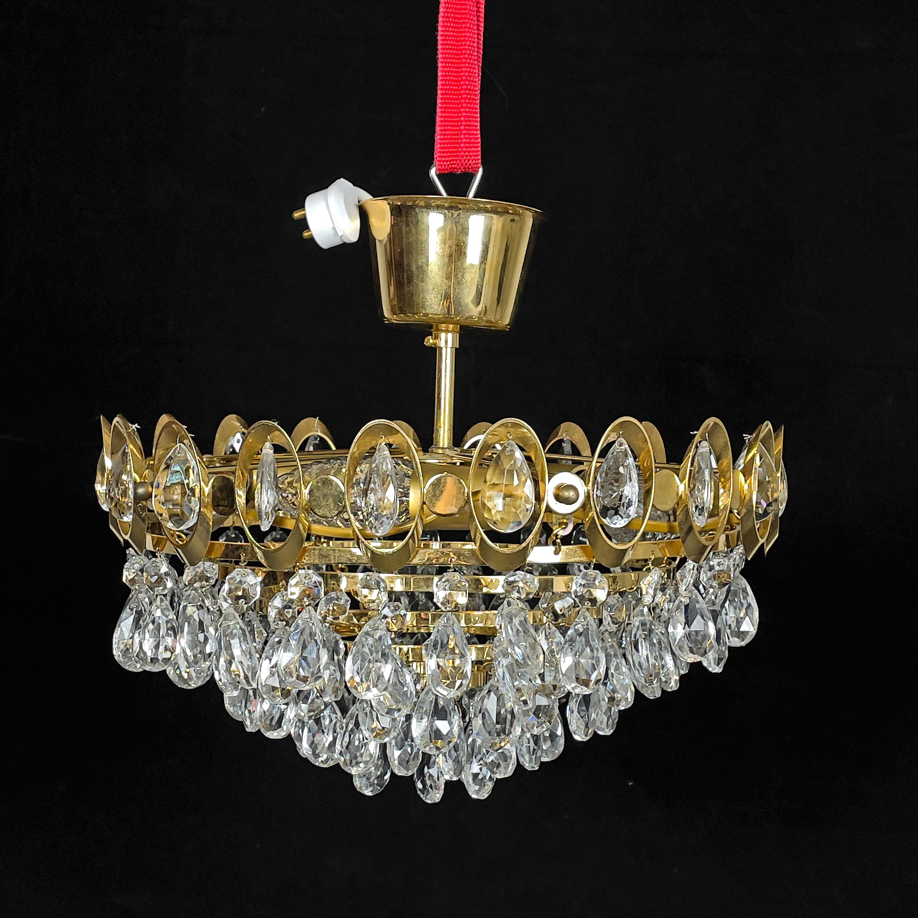 TAKLAMPA. Gulmetall, behängd med prismor, 1900-tal.