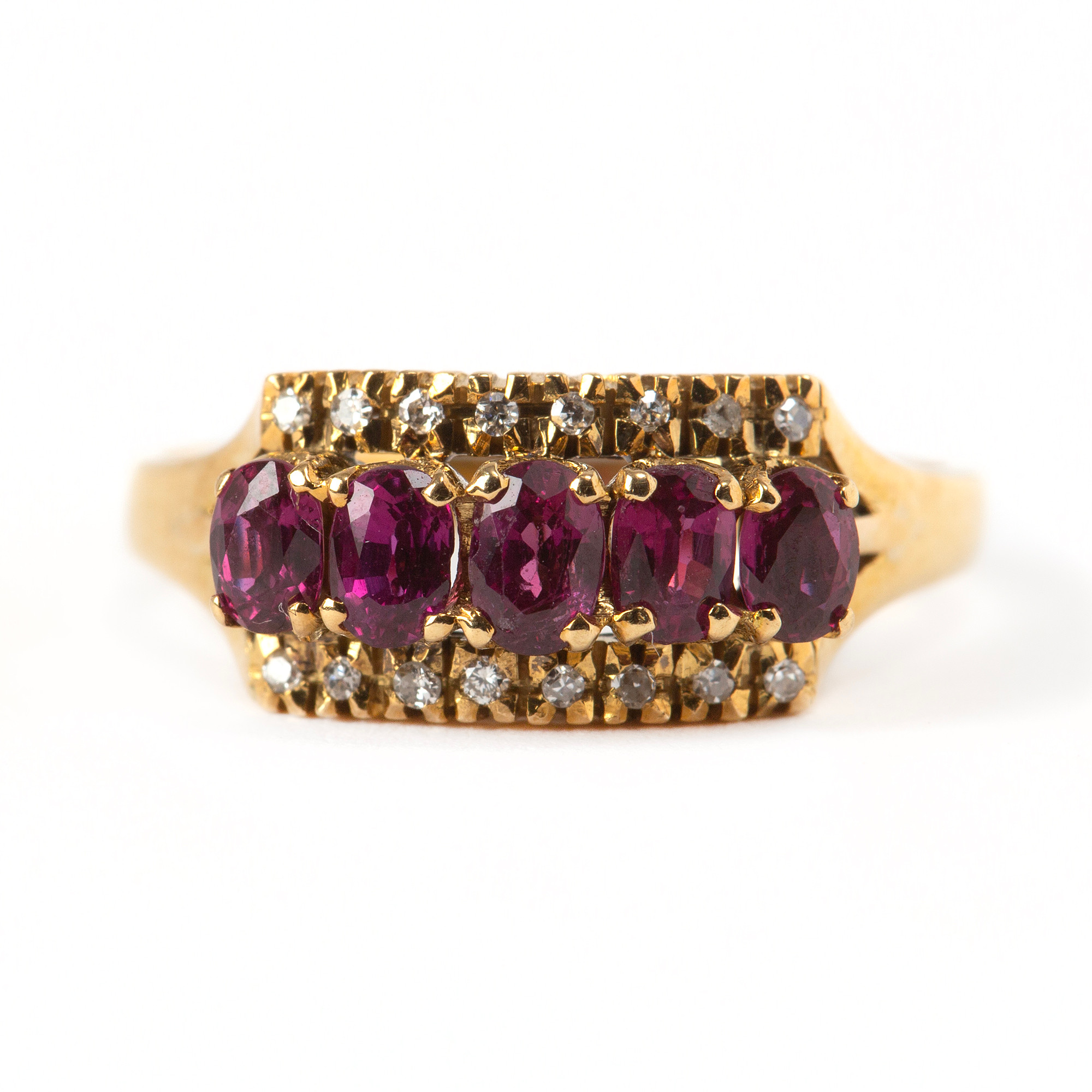 RING, 18K guld med åttkantslipade diamanter och fasettslipade rosa stenar.