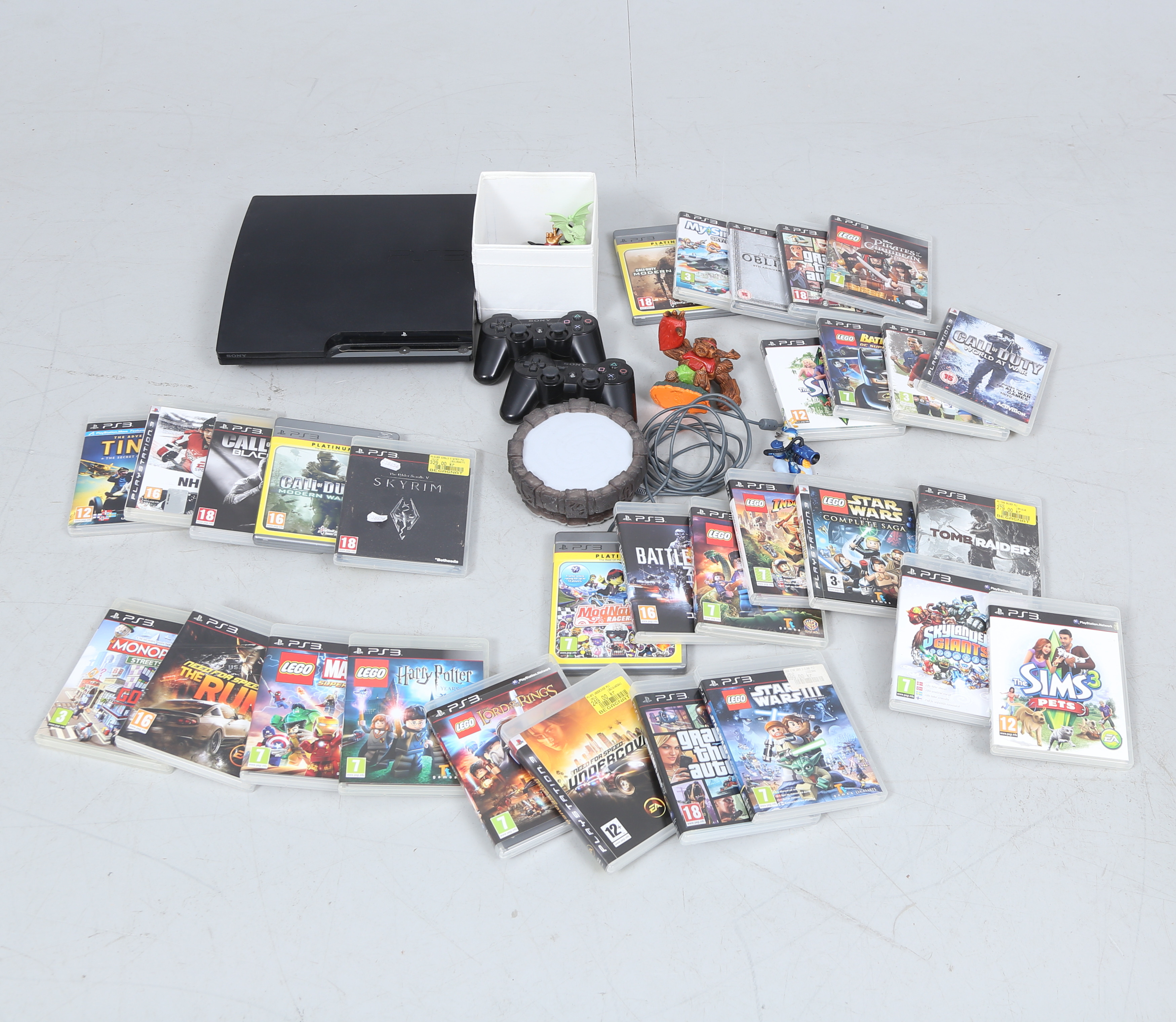 PLAYSTATION 3, 2 st handkontroller med tillbehör.