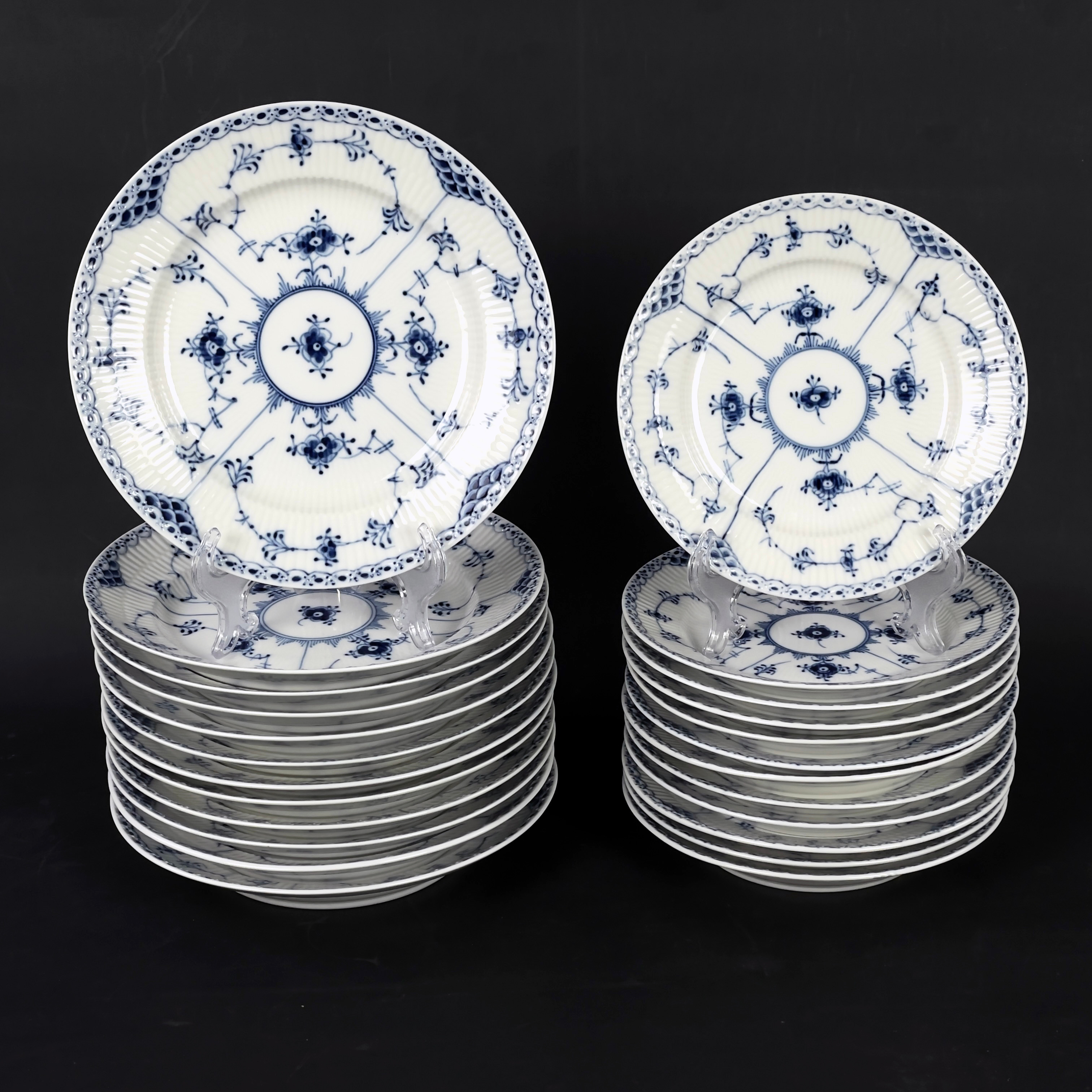MAT- & FÖRRÄTTSTALLRIKAR "Musselmalet", 12+12 st, halvblond, nr 572, 573 Royal Copenhagen, Danmark.