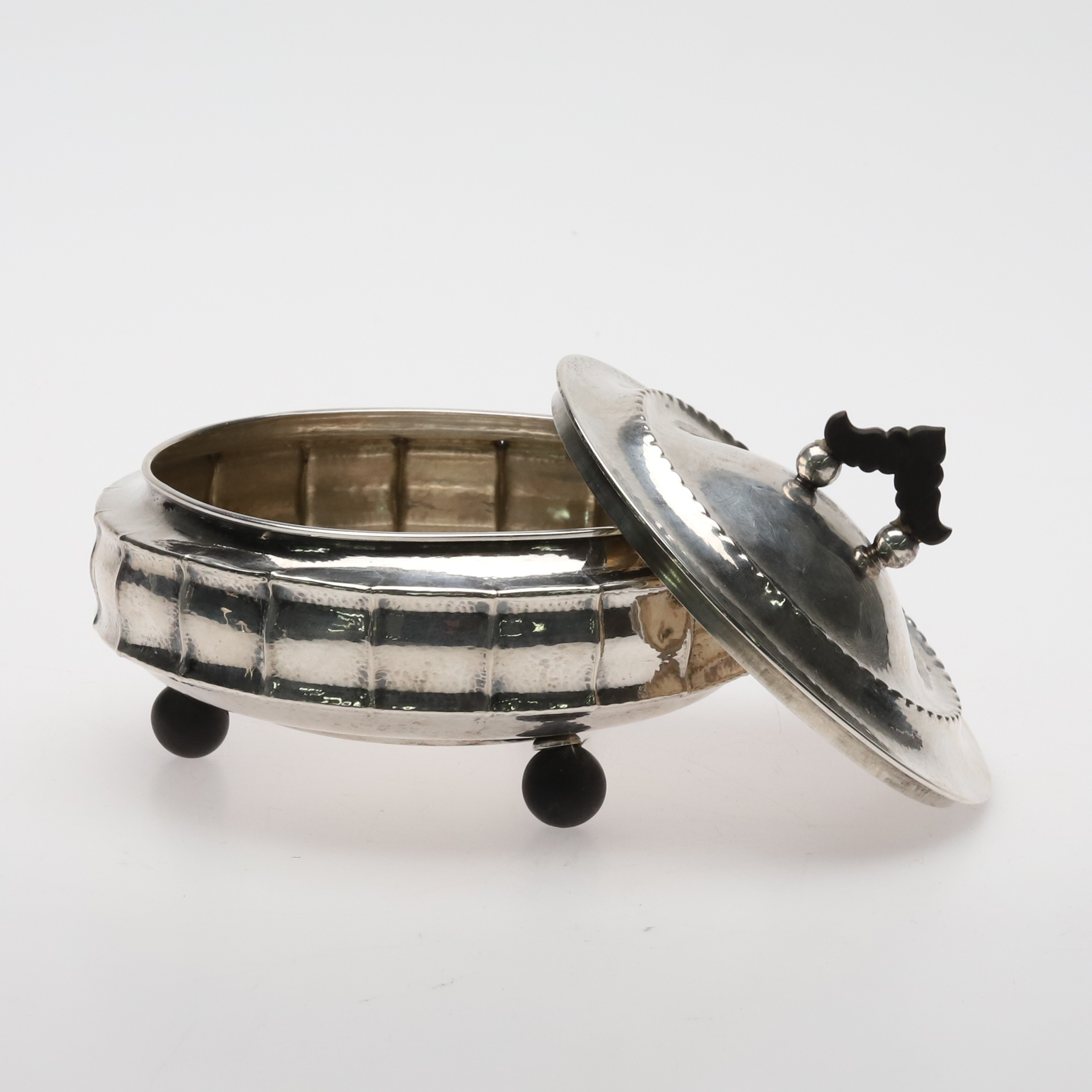 Burk med lock i Art Deco-stil, silver, 338 gram.