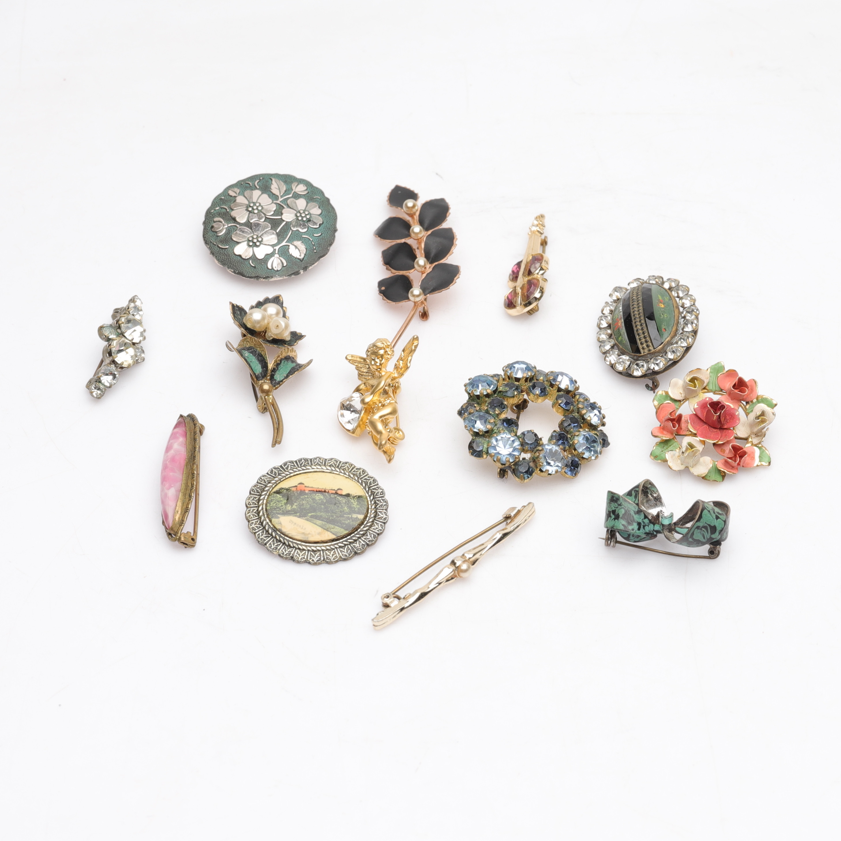 BROSCHER, parti, ca 13 delar, olika material och tillverkare, 1900-tal.