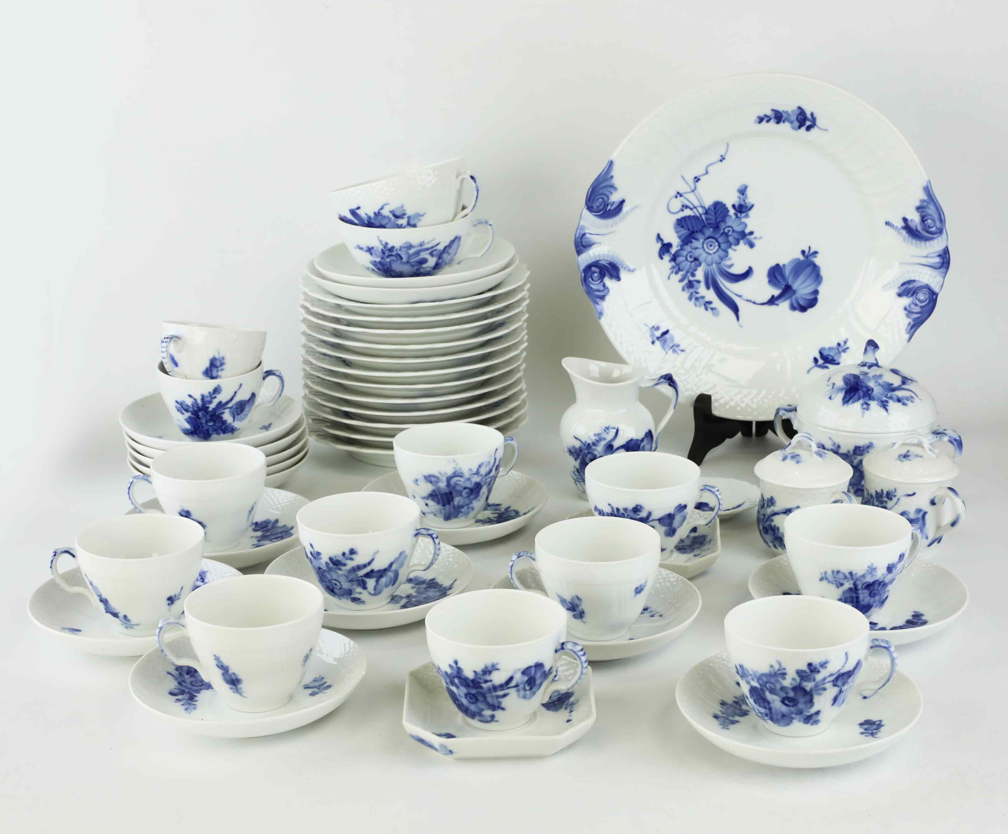 KAFFESERVIS, porslin, 49 delar, "Blå blomst", Royal Copenhagen, Danmark, 1900-talets andra hälft.