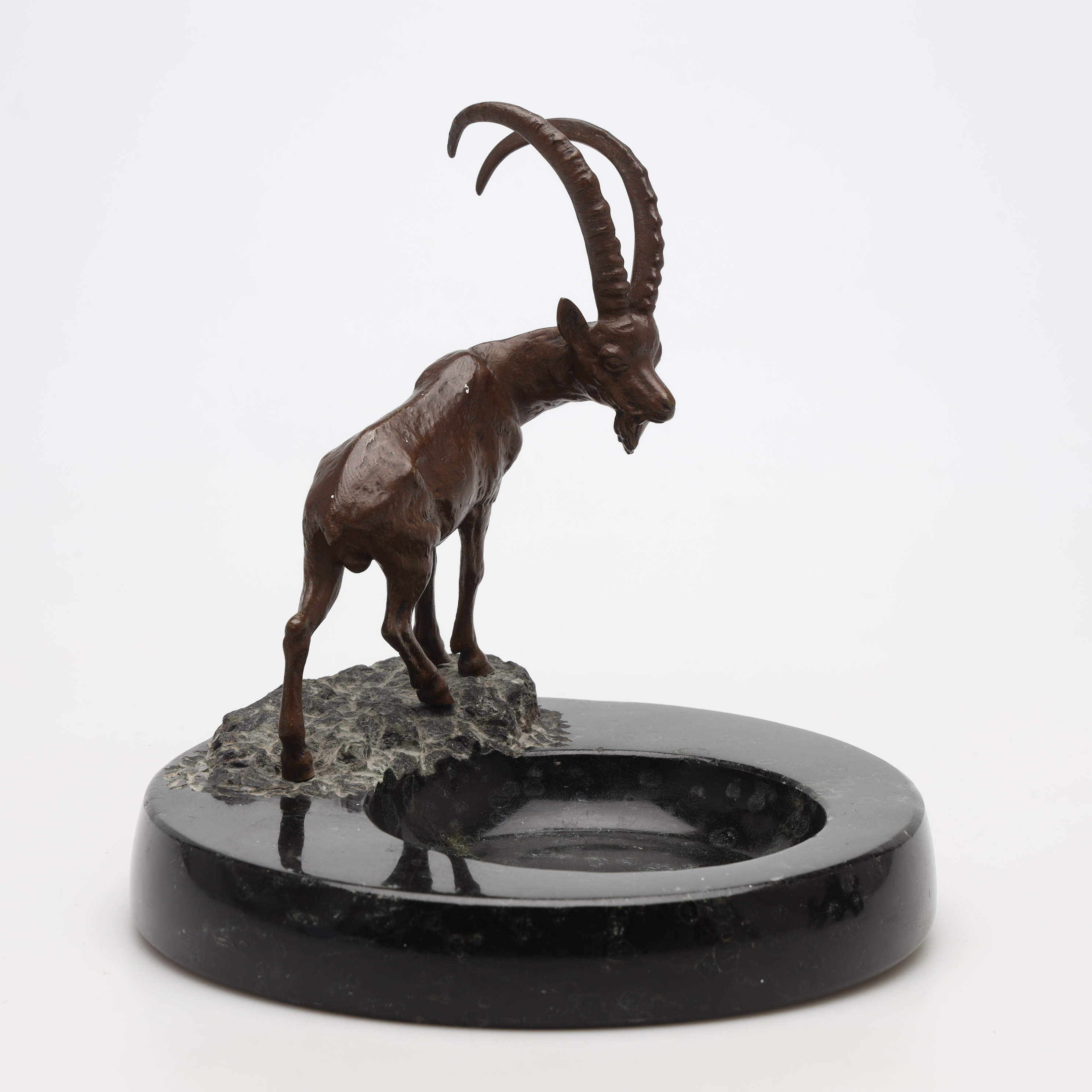SKÅLFAT med skulptur, metall samt sten.