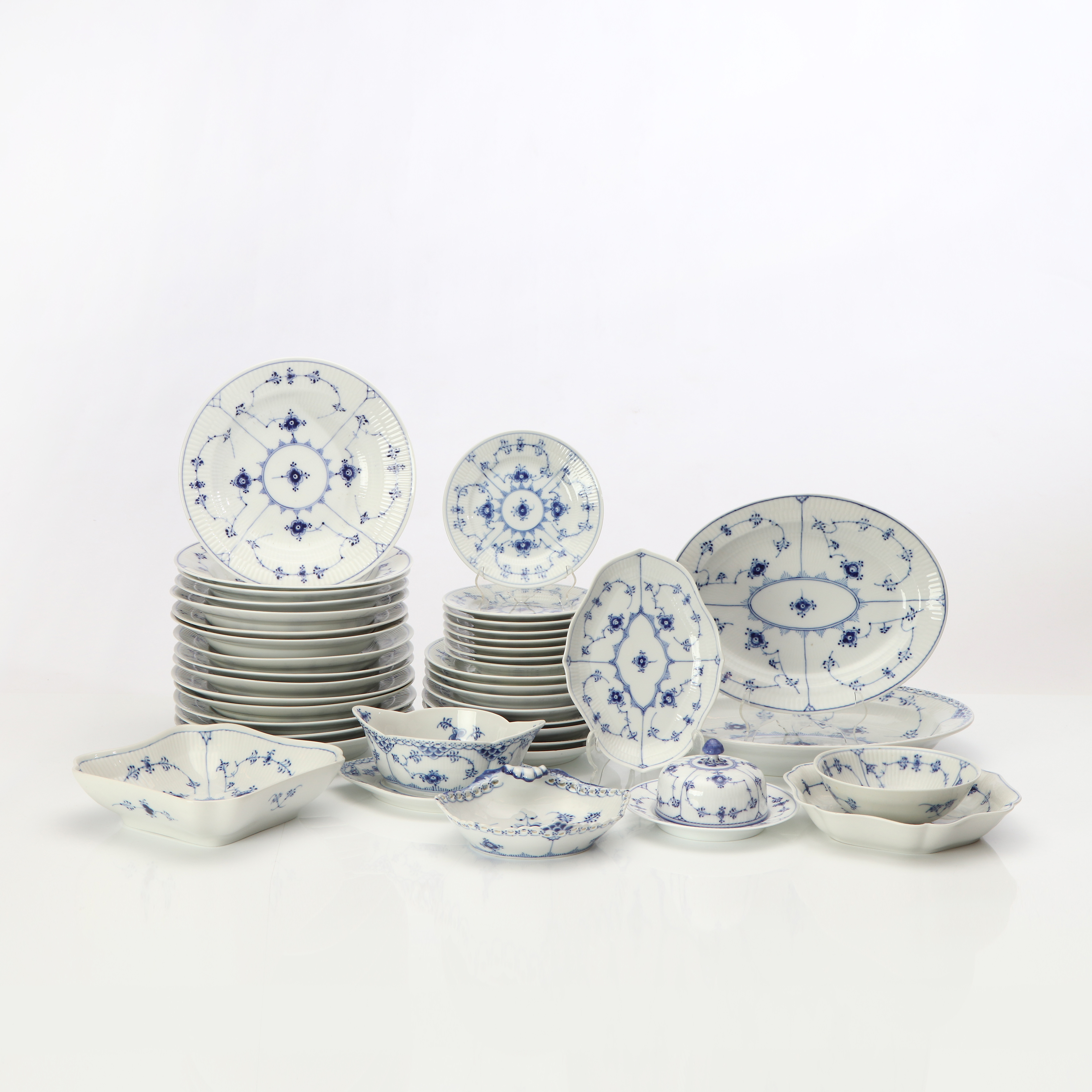 MUSSELMALET, SERVISDELAR, 40 ST. Porslin. Royal Copenhagen.