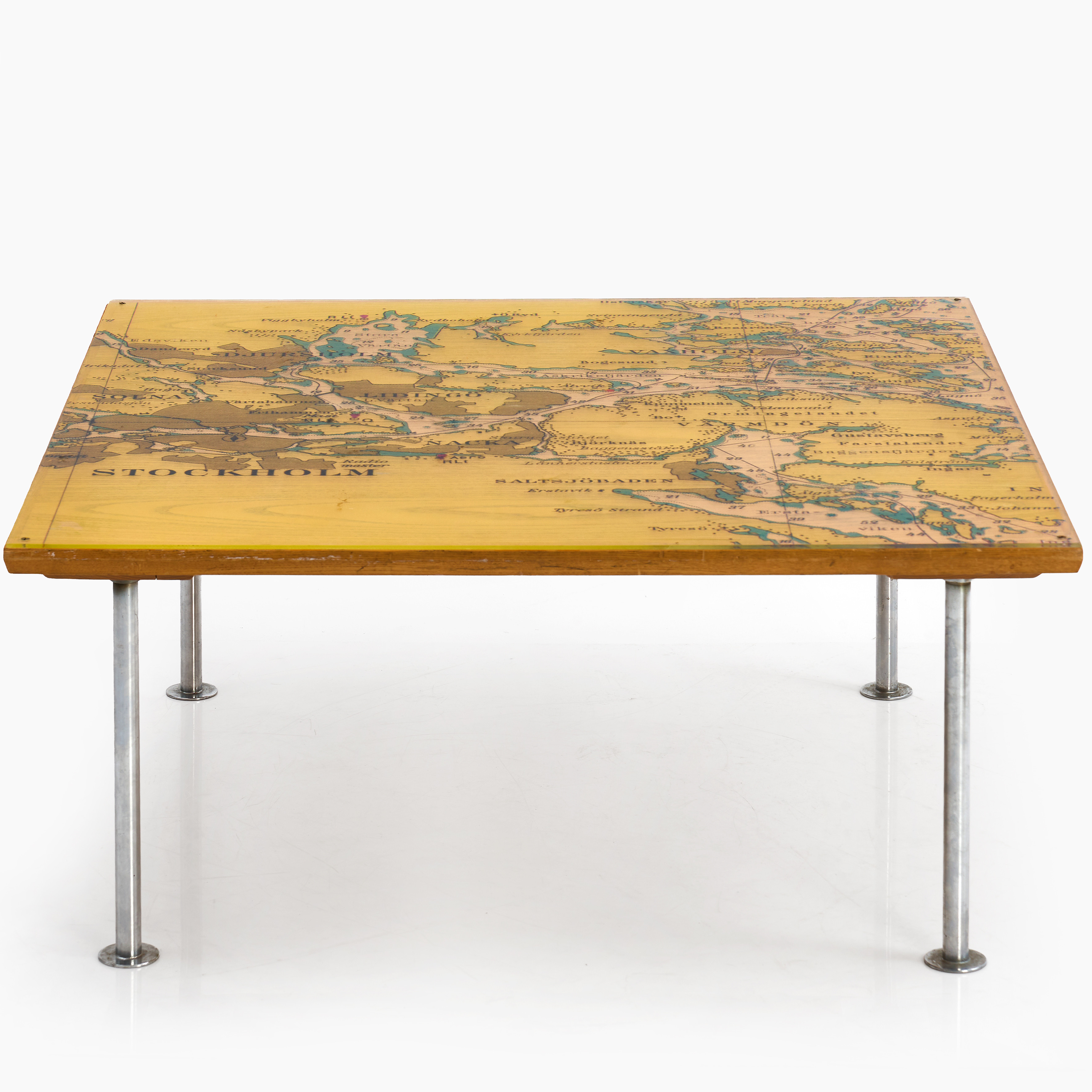 BRUNO MATHSSON (1907–1988). Soffbord, skiva i ask med plexiglas - tryckt dekor av Stockholmskarta med bl a Djursholm, Lidingö, Saltsjöbaden och Vaxholm, Dux Möbel AB, 1960-tal.