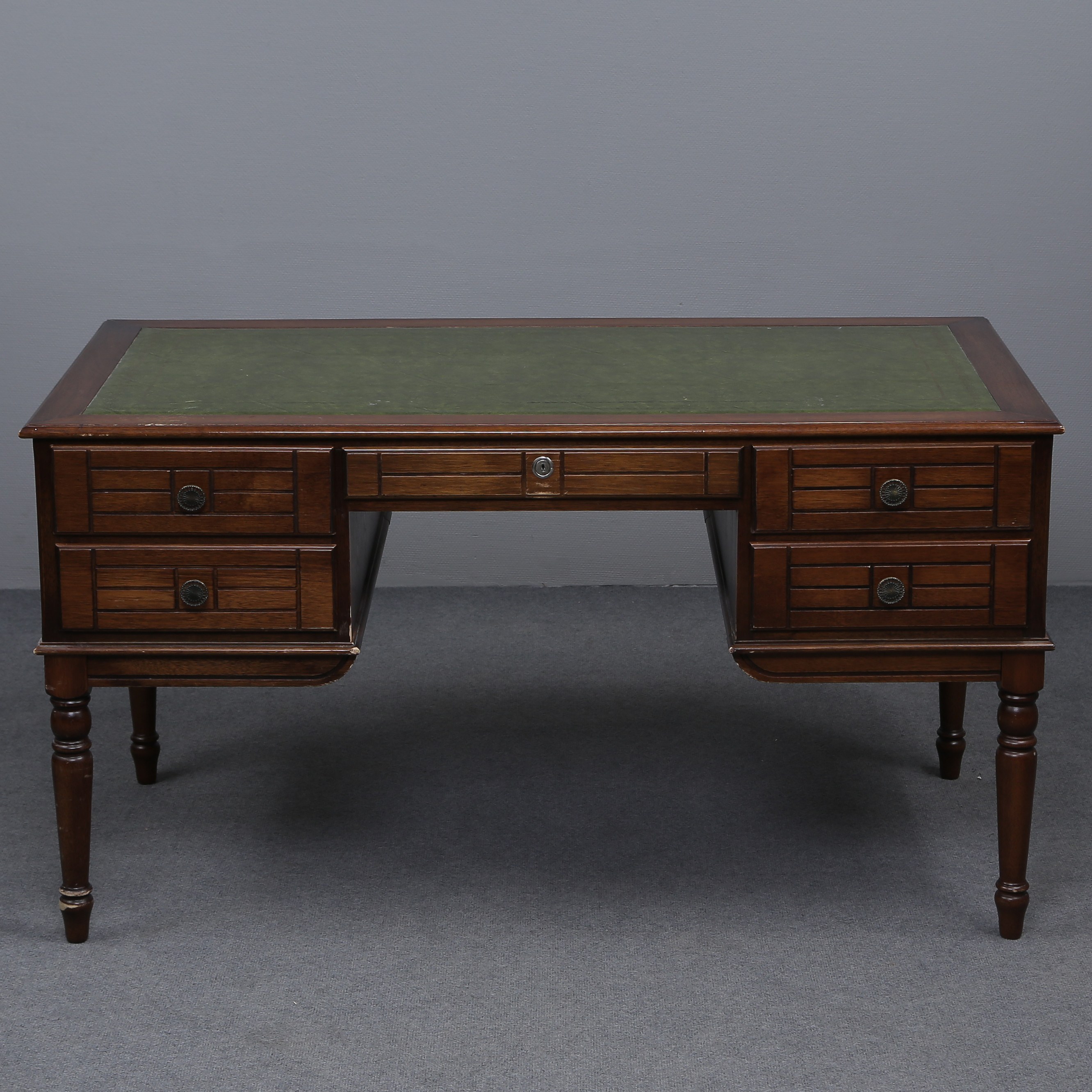 SKRIVBORD MED GRÖN SKRIVSKIVA, ENGELSK STIL, 1900-TAL.