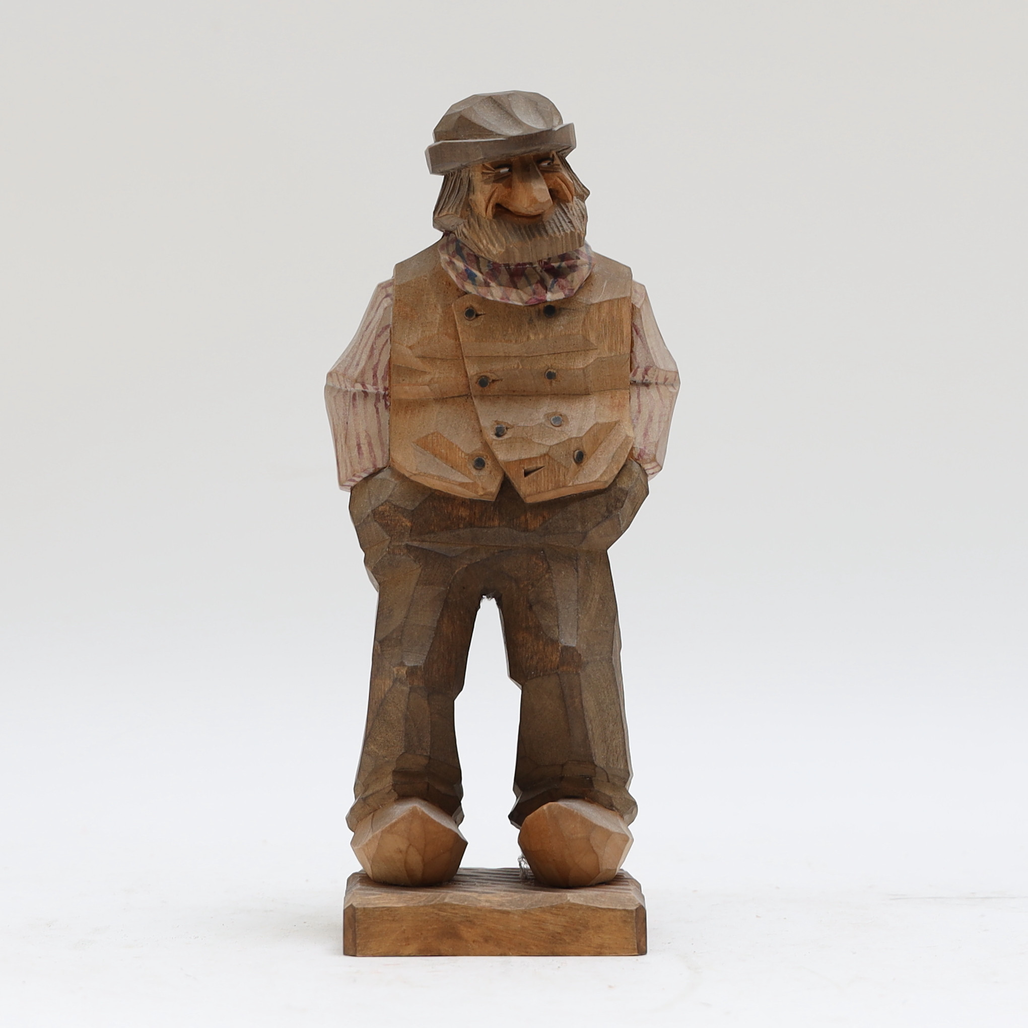 Träskuren figur, otydligt signerad.