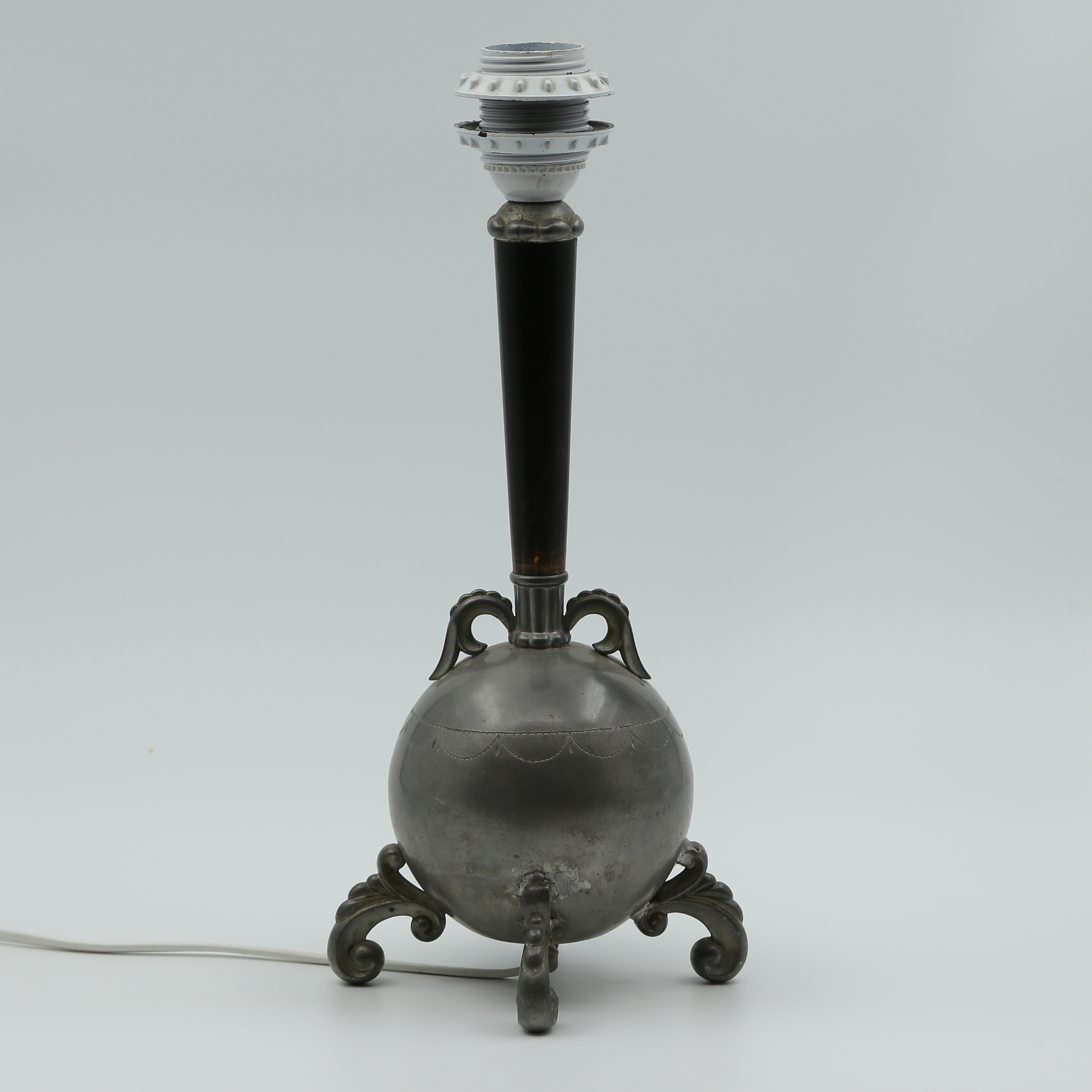 BORDSLAMPA, SWEDISH GRACE, TENN, KLOTFORMAD FOT SAMT SVÄRTAT TRÄ, 1920/1930-TAL.