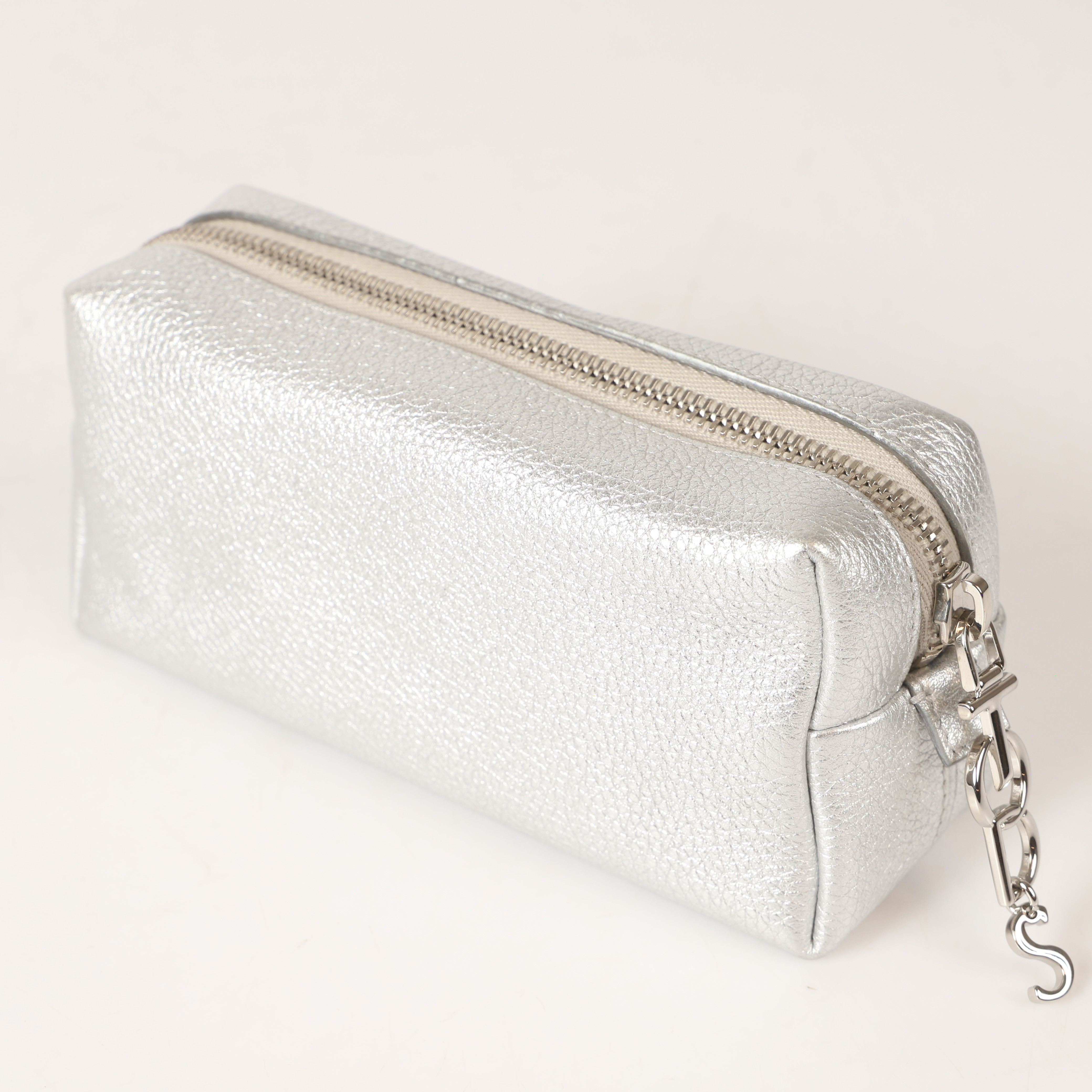 TOD'S. Sminkväska, metallic skinn, Italien.