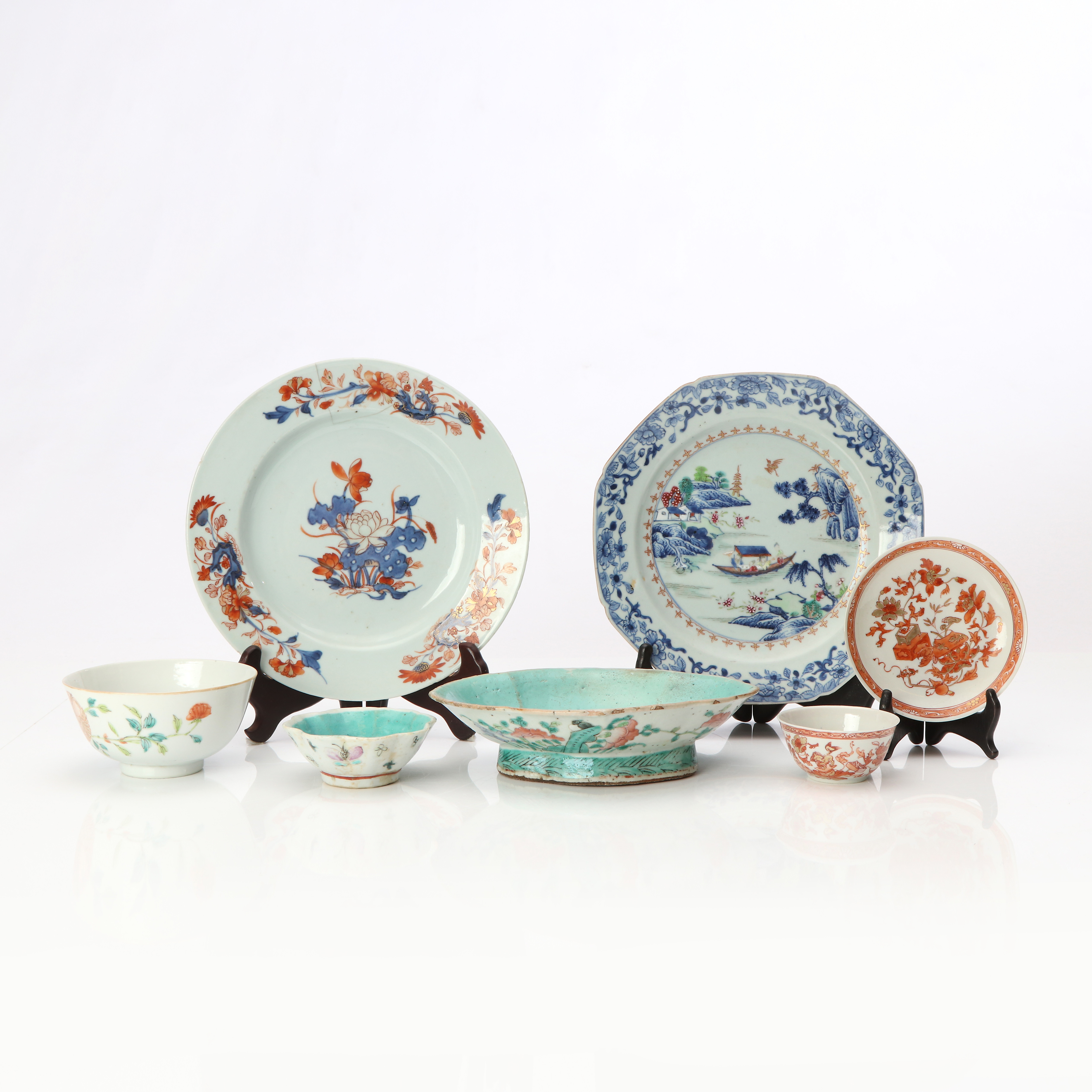 ORIENTALISKT PORSLIN, SEX DELAR. Med polykrom dekor. 17-1900-tal.