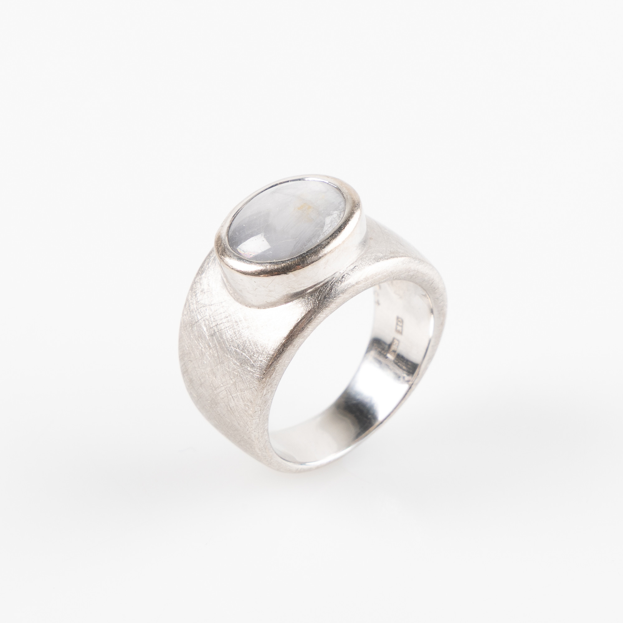 RING, 18K vitguld med cabochonslipad vit stjärnsafir, 9.07 ct, Georg Kaplan, Stockholm, 2021.