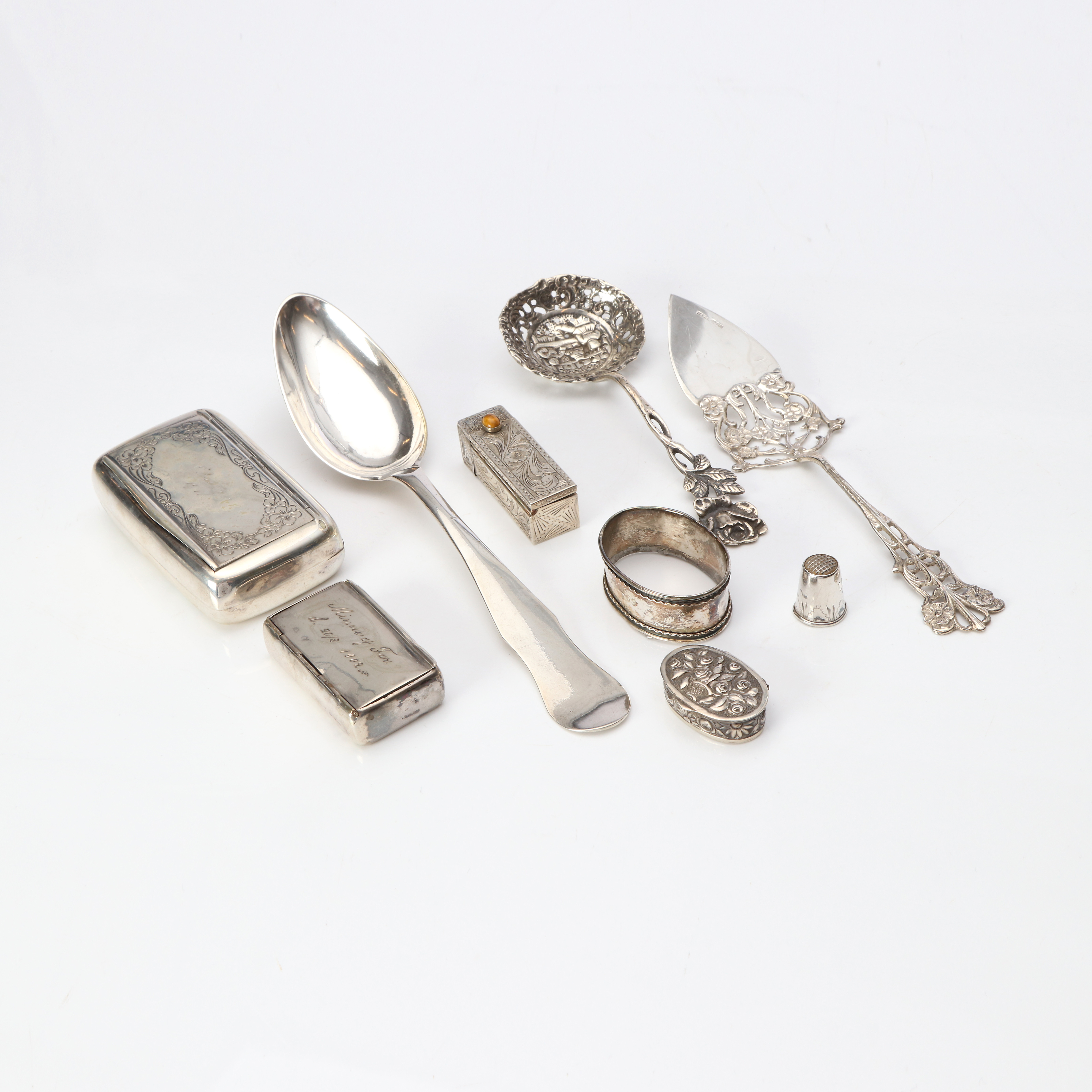 PARTI SILVER, NIO DELAR. Total vikt ca 305 gram (inlkusive avvikande material).