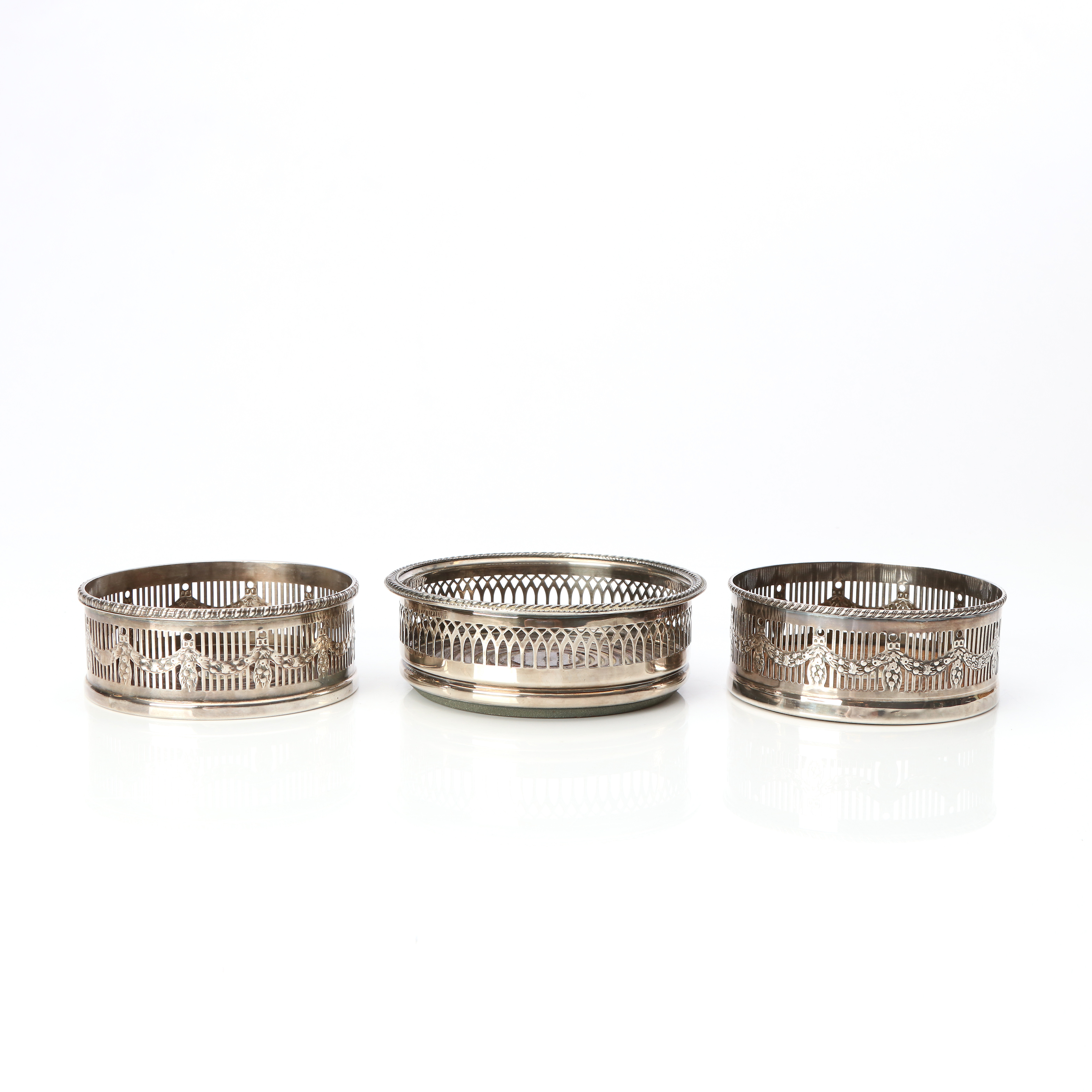 FLASKSTÄLL/COASTERS, TRE ST. Silverplate samt bakelit resp. trä. Sheffield, 1900-tal.