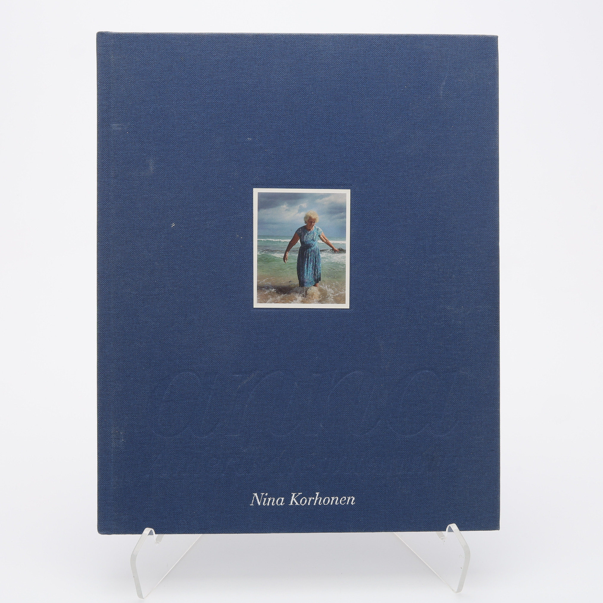 FOTO. DEN FINLÄNDSKE FOTOGRAFEN NINA KORHONENS "ANNA: AMERIKAN MUMMU" I BEGRÄNSAD FÖRSTA UPPLAGAN, 2004 - SIGNERAD.