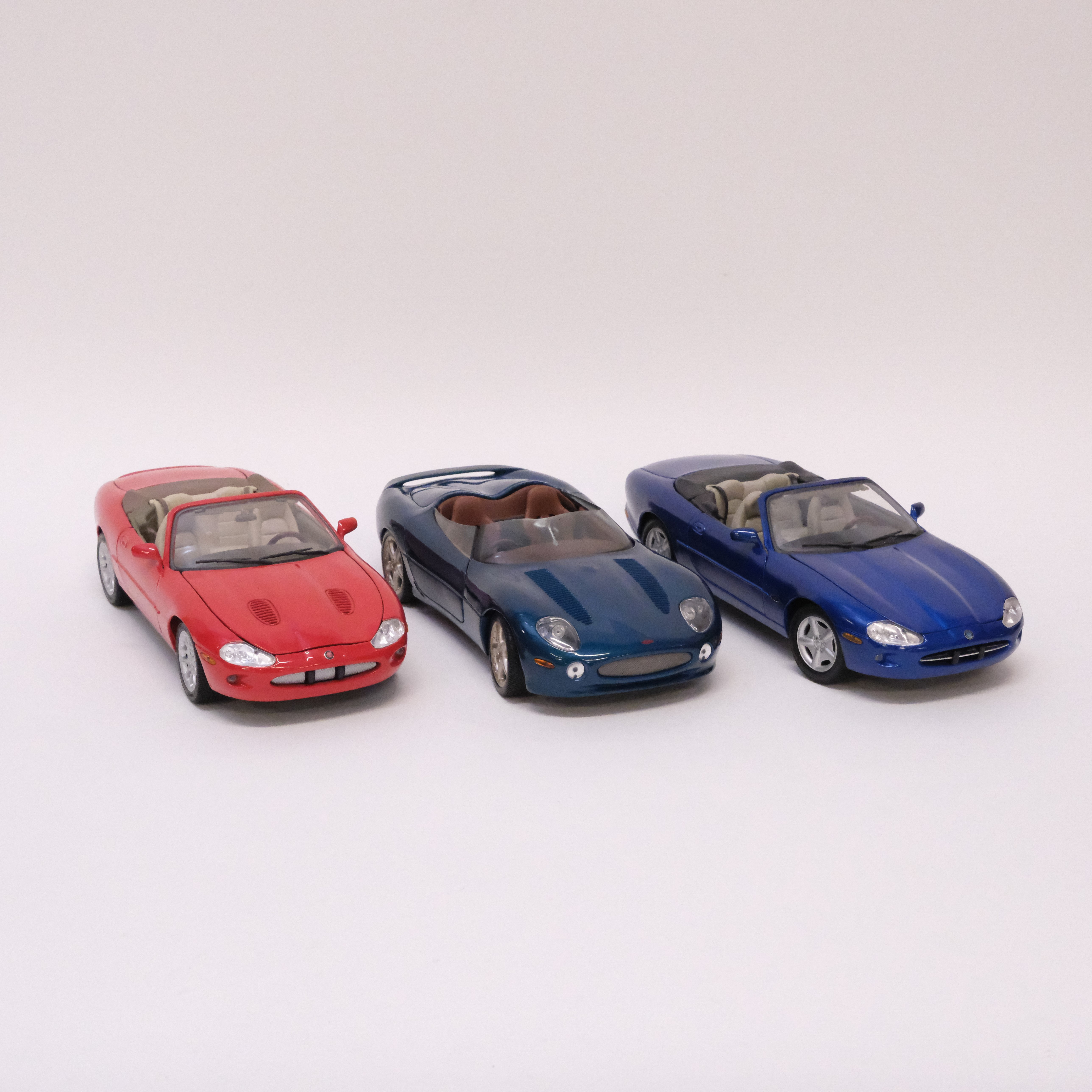 MAISTO. TRE MODELLBILAR. JAGUAR-FORDON. SKALA 1:18.