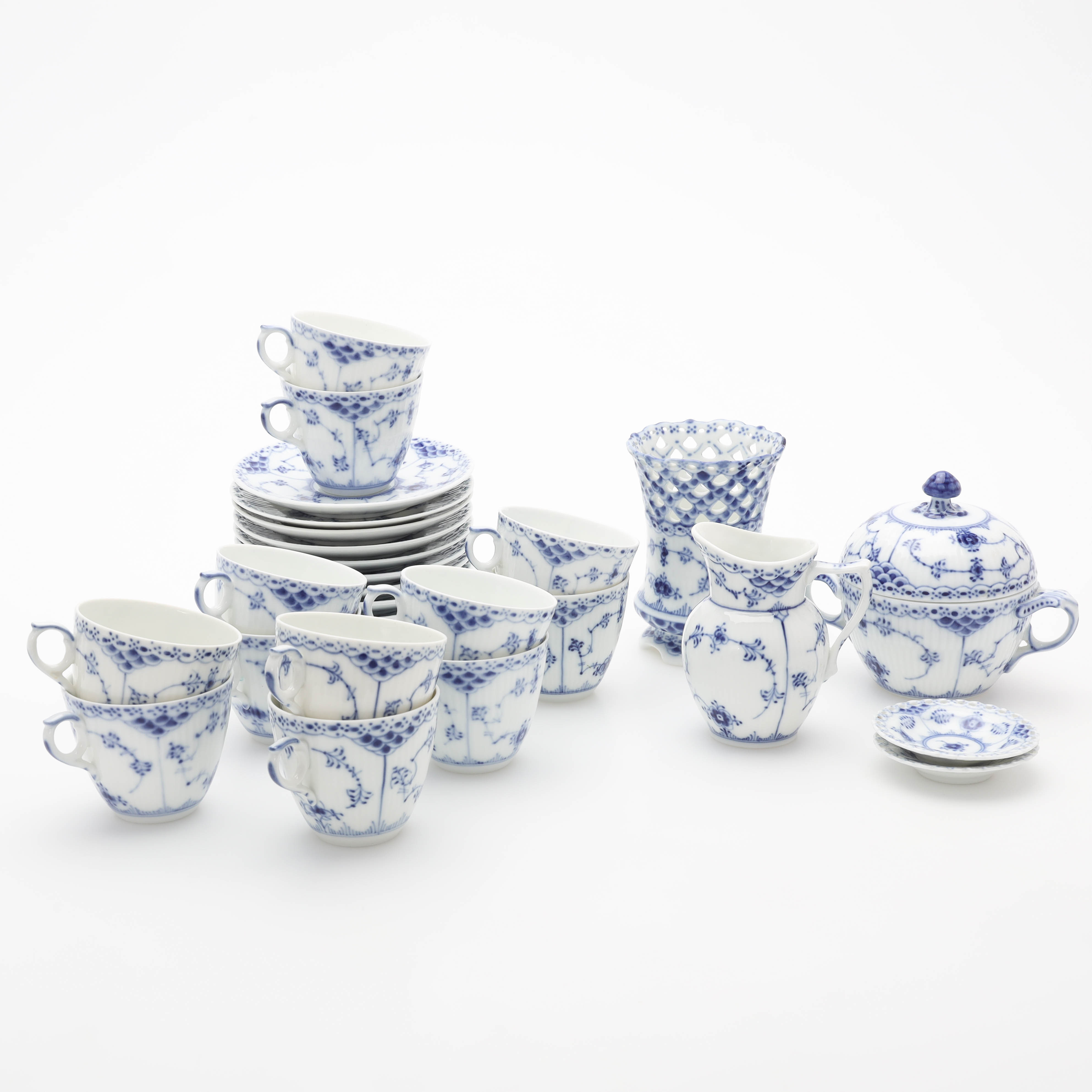 SERVISDELAR, 29 delar, "Musselmalet halv/helblond", Royal Copenhagen, Danmark.