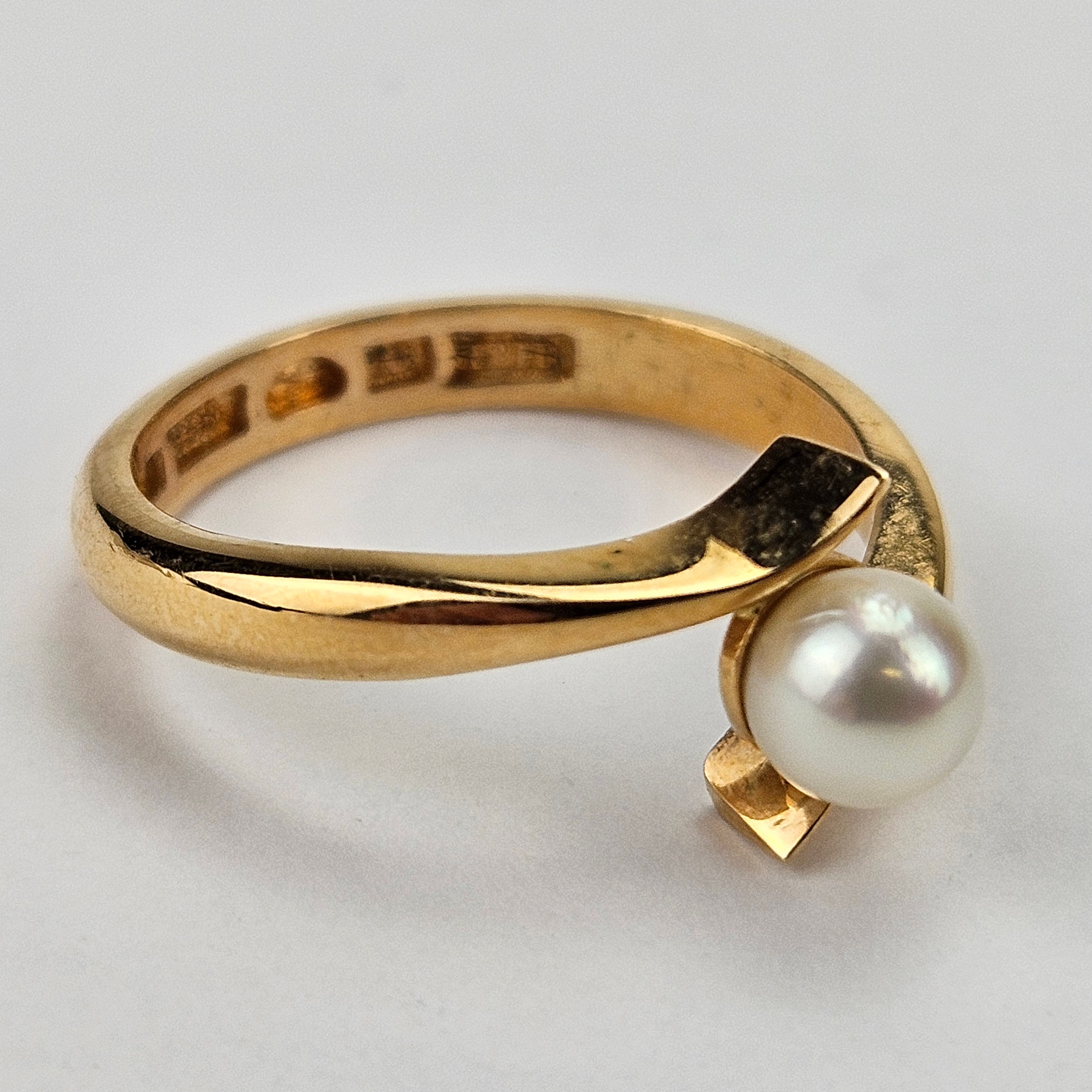 RING, guld, 18K, med pärla, troligen skalpärla, total vikt ca. 6,6 gram.