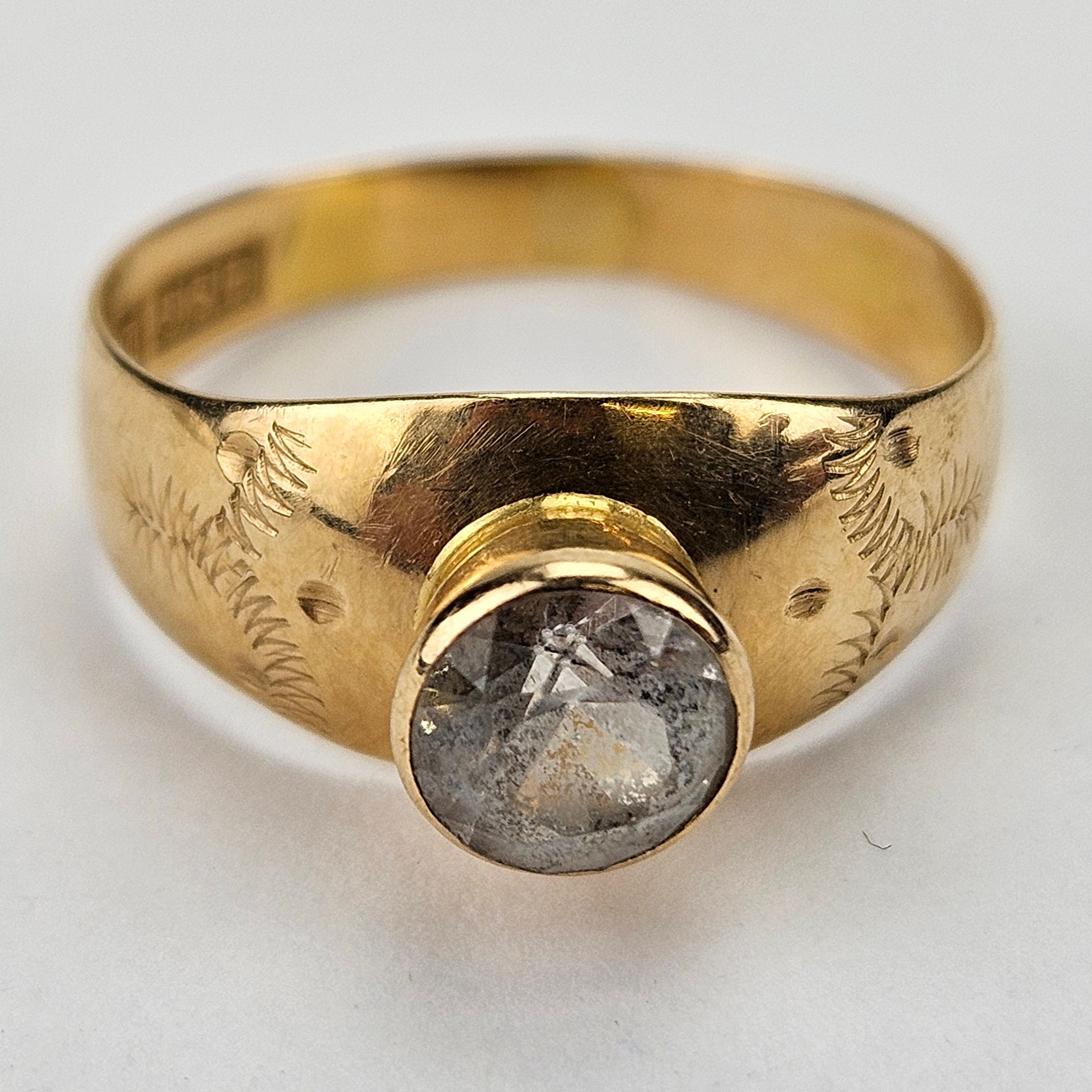 RING, guld, med slipad sten, Dalsjöfors 1975, total vikt ca. 1,7 gram.