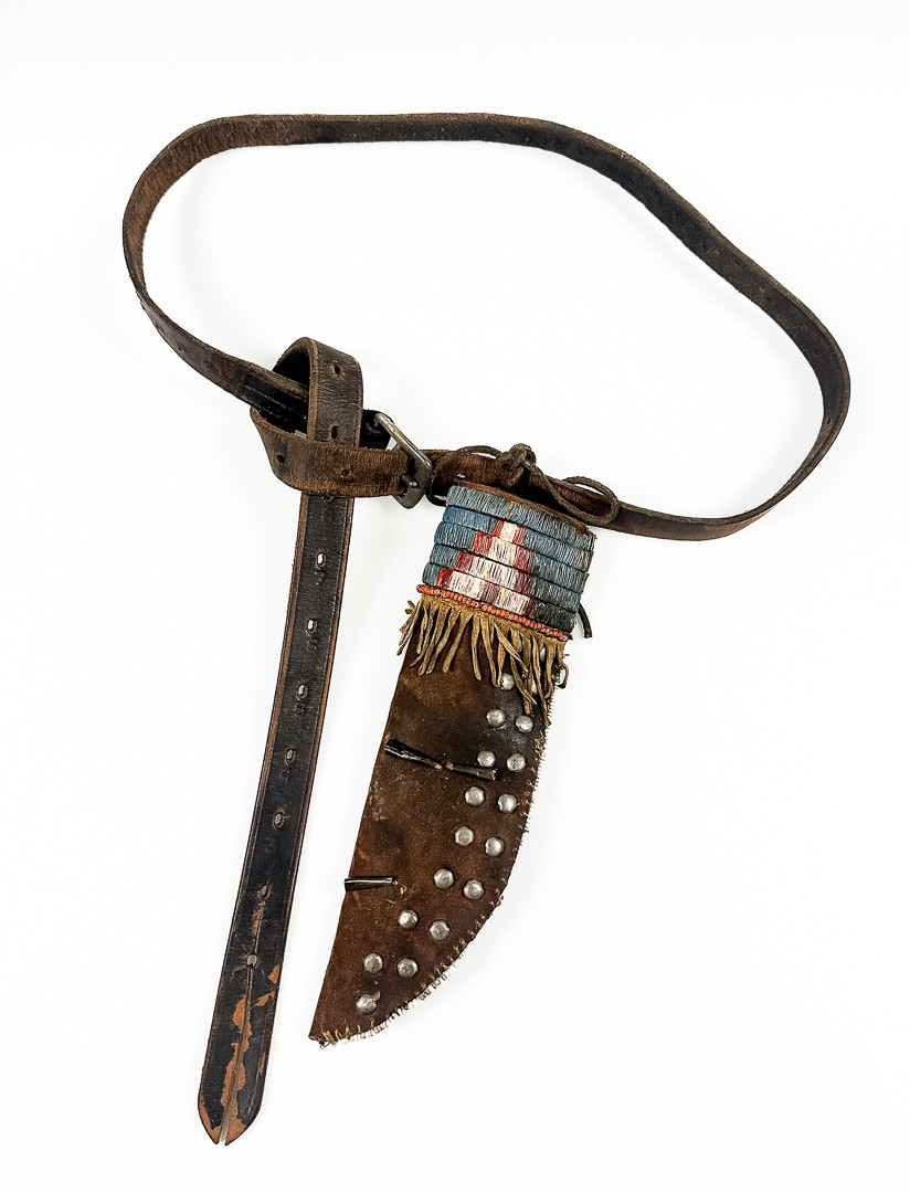 KNIV MED SLIDA, Läderbälte, Native American, Piggsvins och pärlbrodyr, 1900-tal.