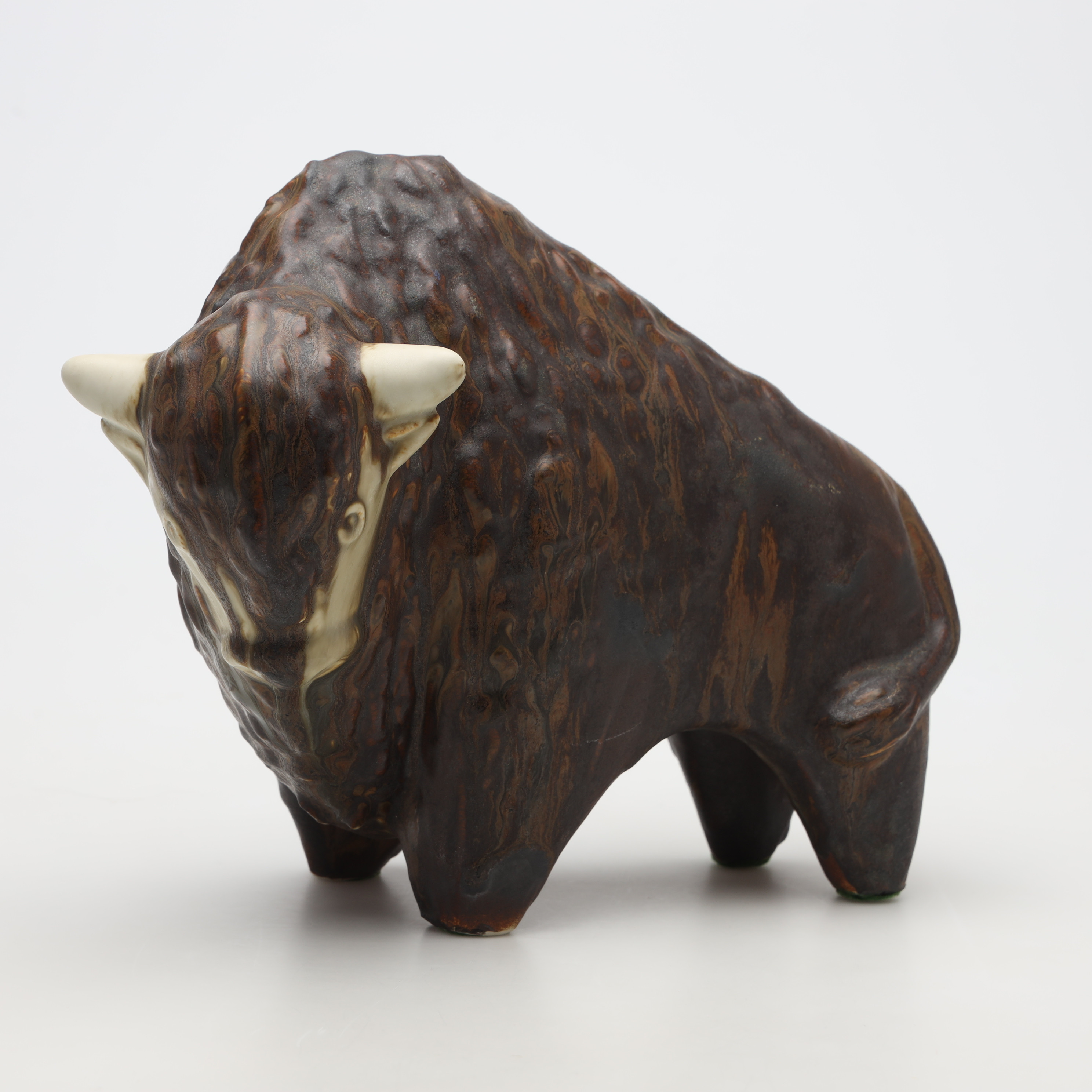 TAISTO KAASINEN. FIGURIN, stengods, Bisonoxe, Arabia.