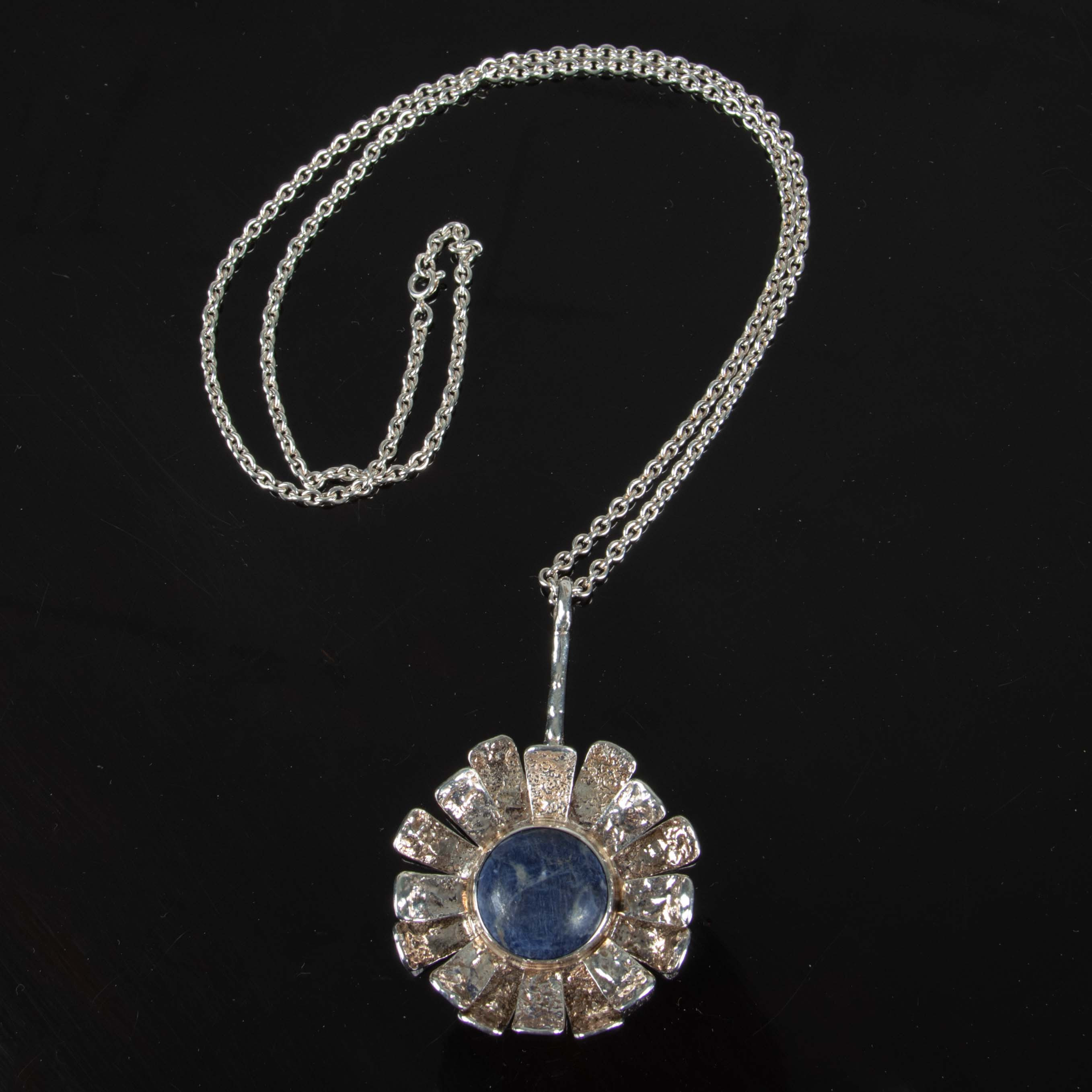 THERESIA HVORSLEV. Hänge och kedja, sterling silver och lapis lazuli, Mema 1972.