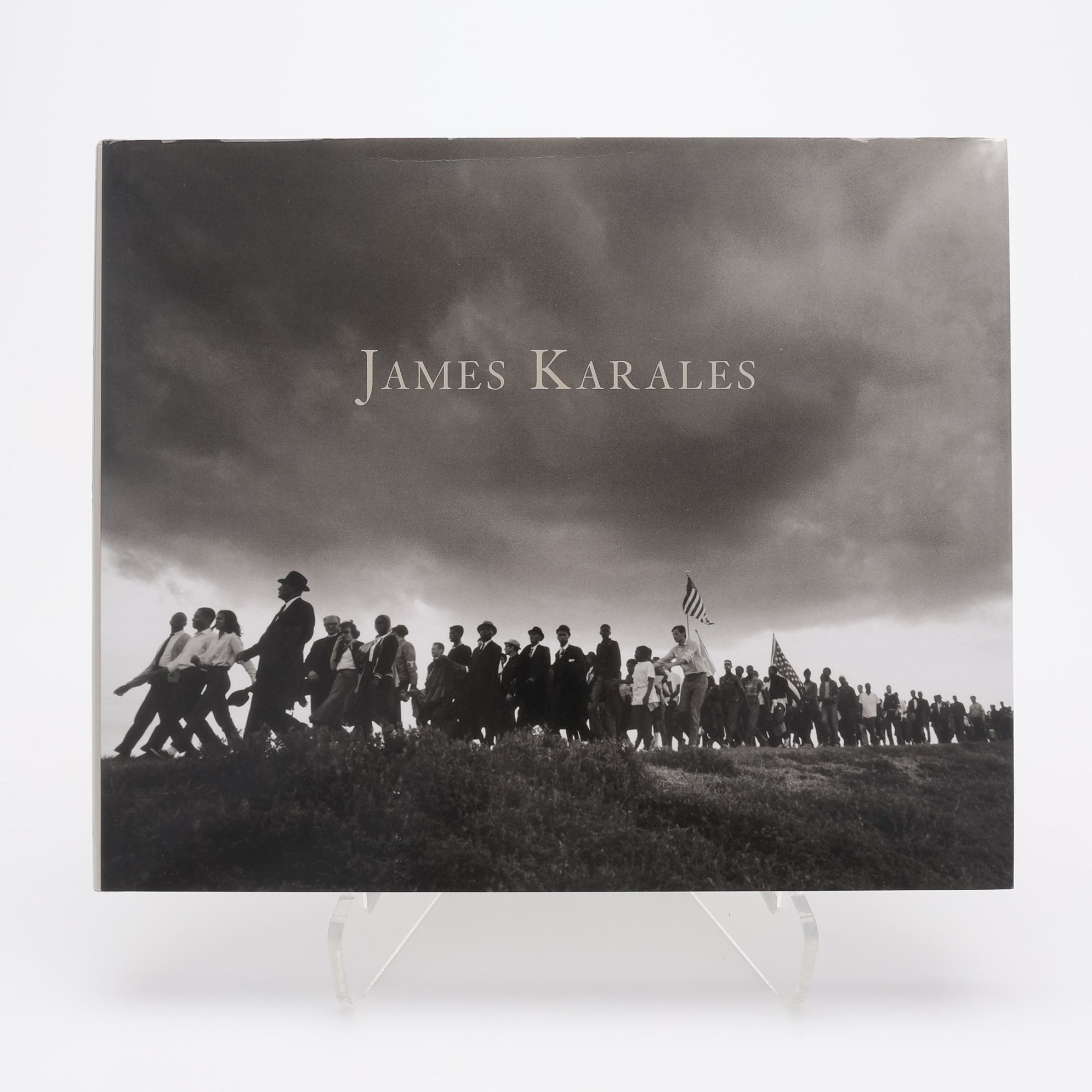 FOTO. DEN AMERIKANSKE FOTOGRAFEN JAMES KARALES SVART-VITA FOTOGRAFIER I FÖRSTA UPPLAGAN 2014 MED BL. A. EN FIN SVIT FOTOGRAFIER AV JAMES LUTHER KING.