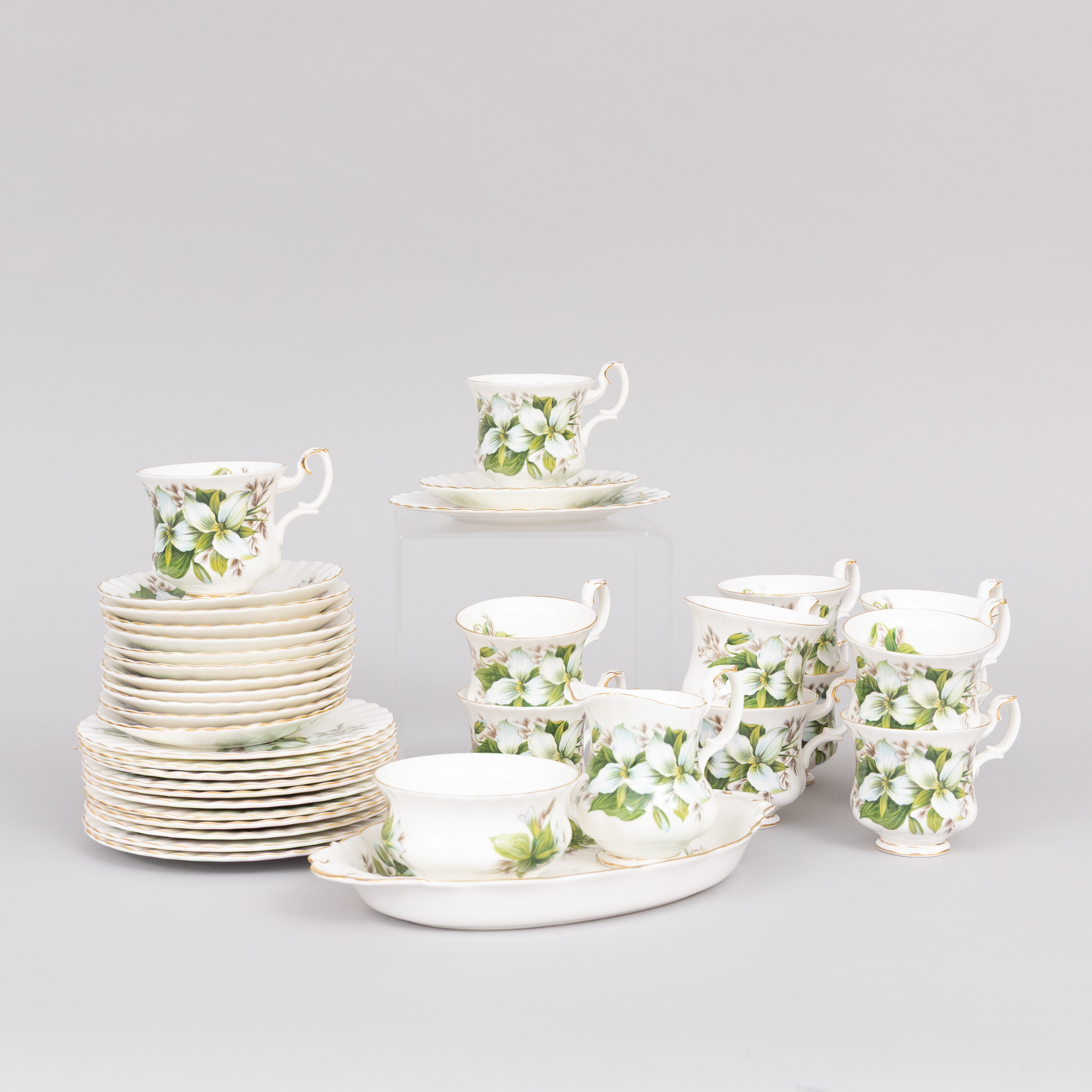 KAFFESERVISDELAR, 'Trillium', 39 delar, benporslin, med guldkant, Royal Albert, England.