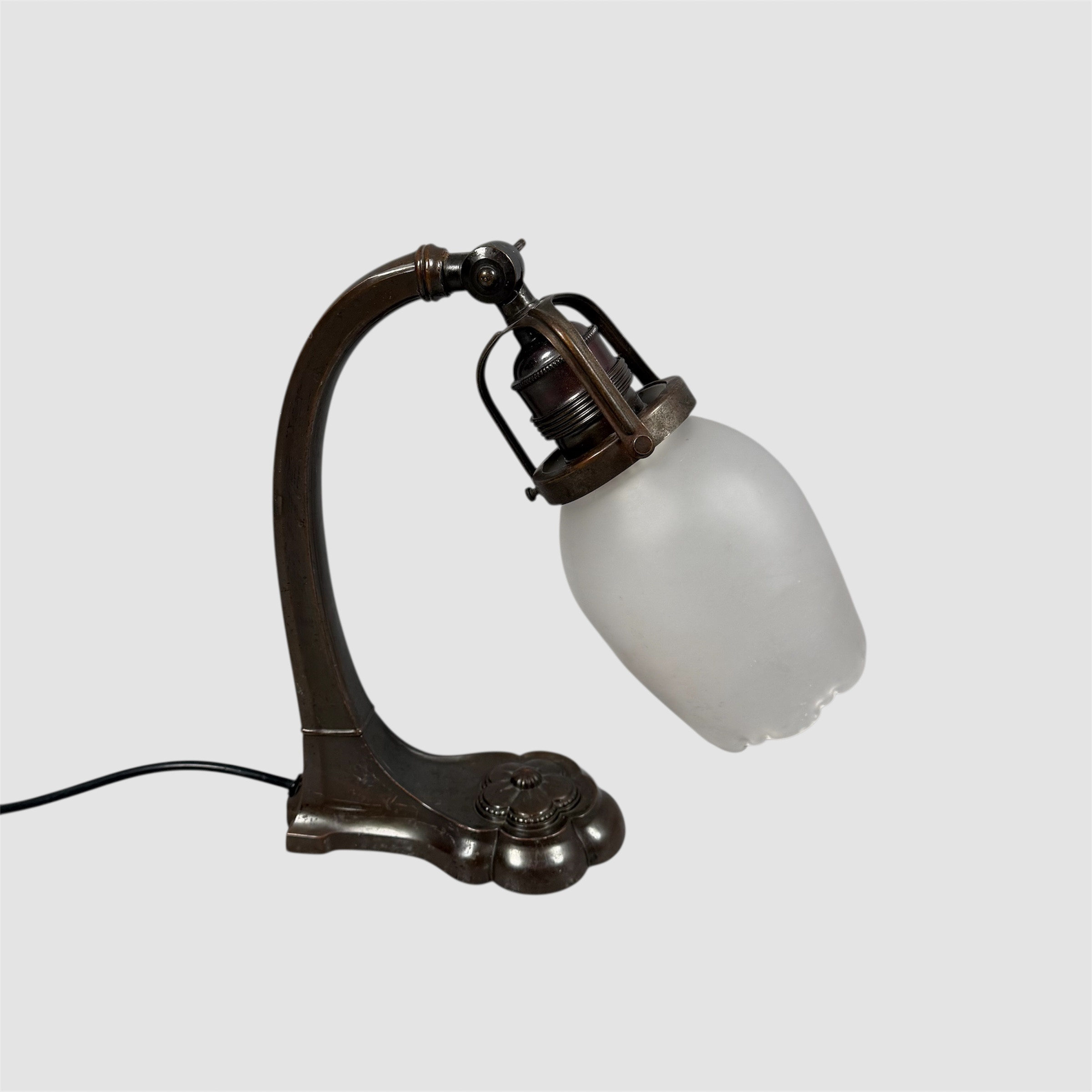 BORDSLAMPA, 1900-talets första hälft, mörkatinerad koppar, kupa i frostat glas, justerbar.
