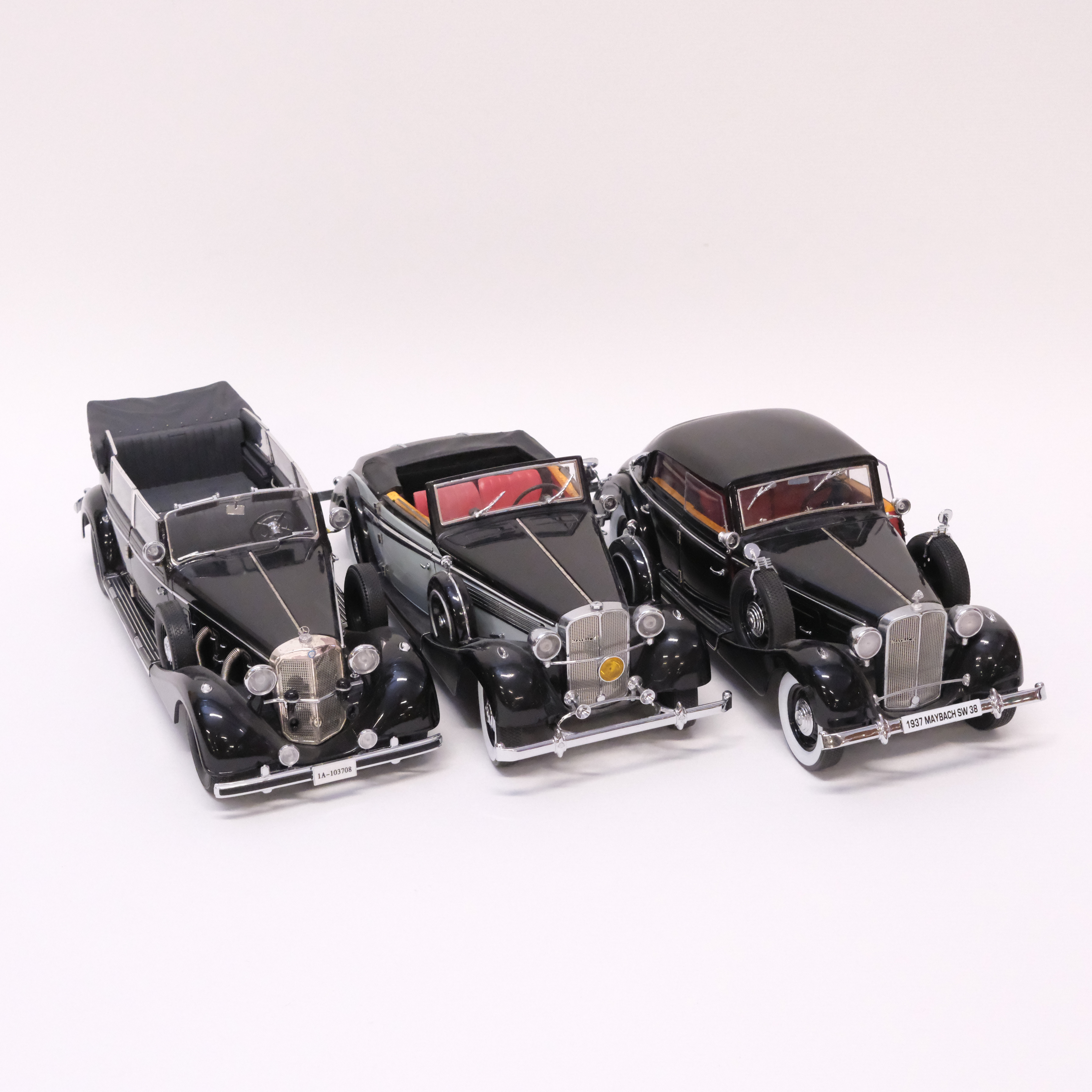 SIGNATURE MODELS. TRE MODELLBILAR. SKALA 1:18.