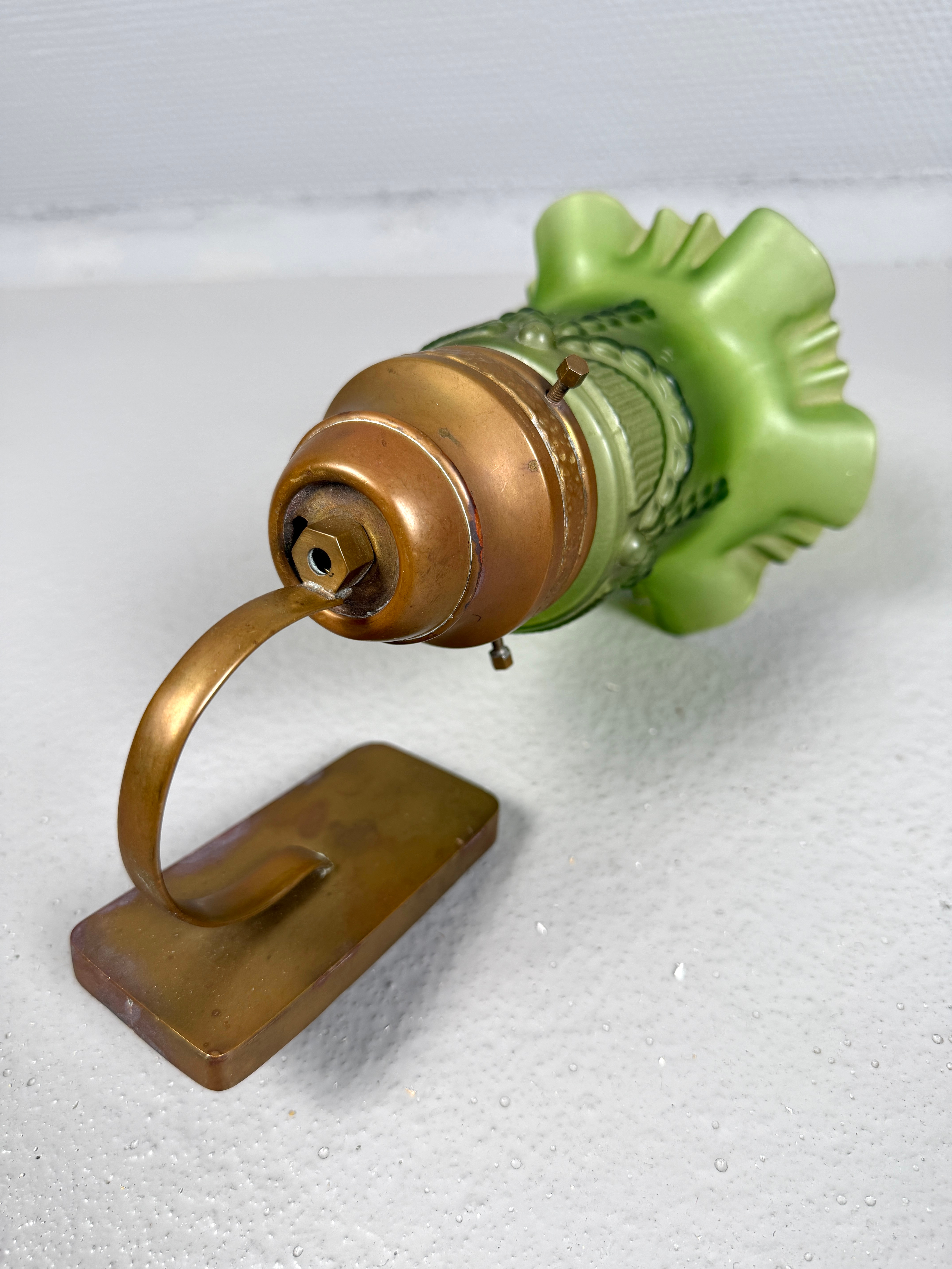 VÄGGLAMPOR, 3 st, stomme i mässing, varav 2 st är ledade/bordslampor, 1 med veckad kupa i grönt glas.