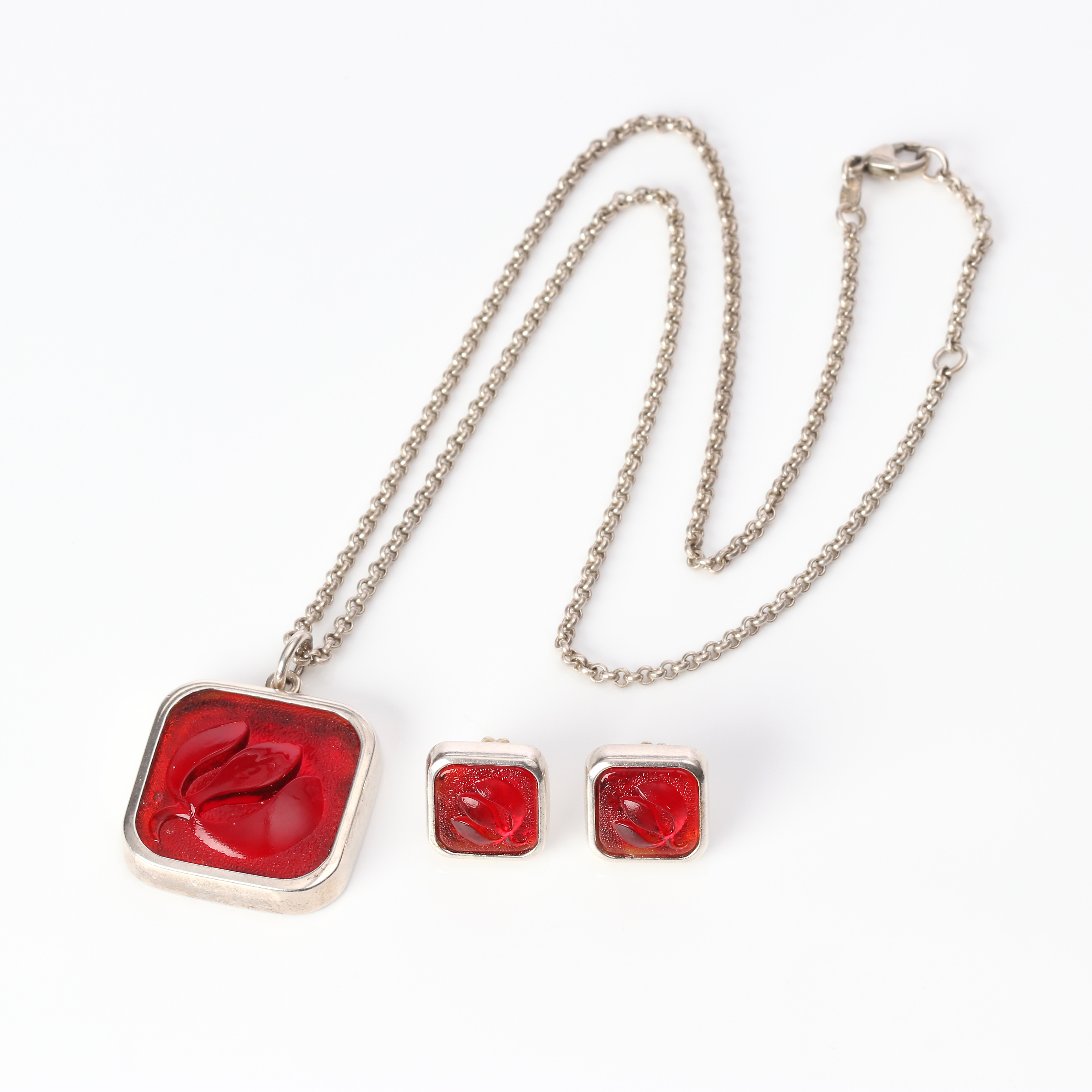 KIRSTI DOUKAS för KALEVALA, HALSBAND OCH ÖRHÄNGEN, ETT PAR. Sterlingsilver med rött glas.