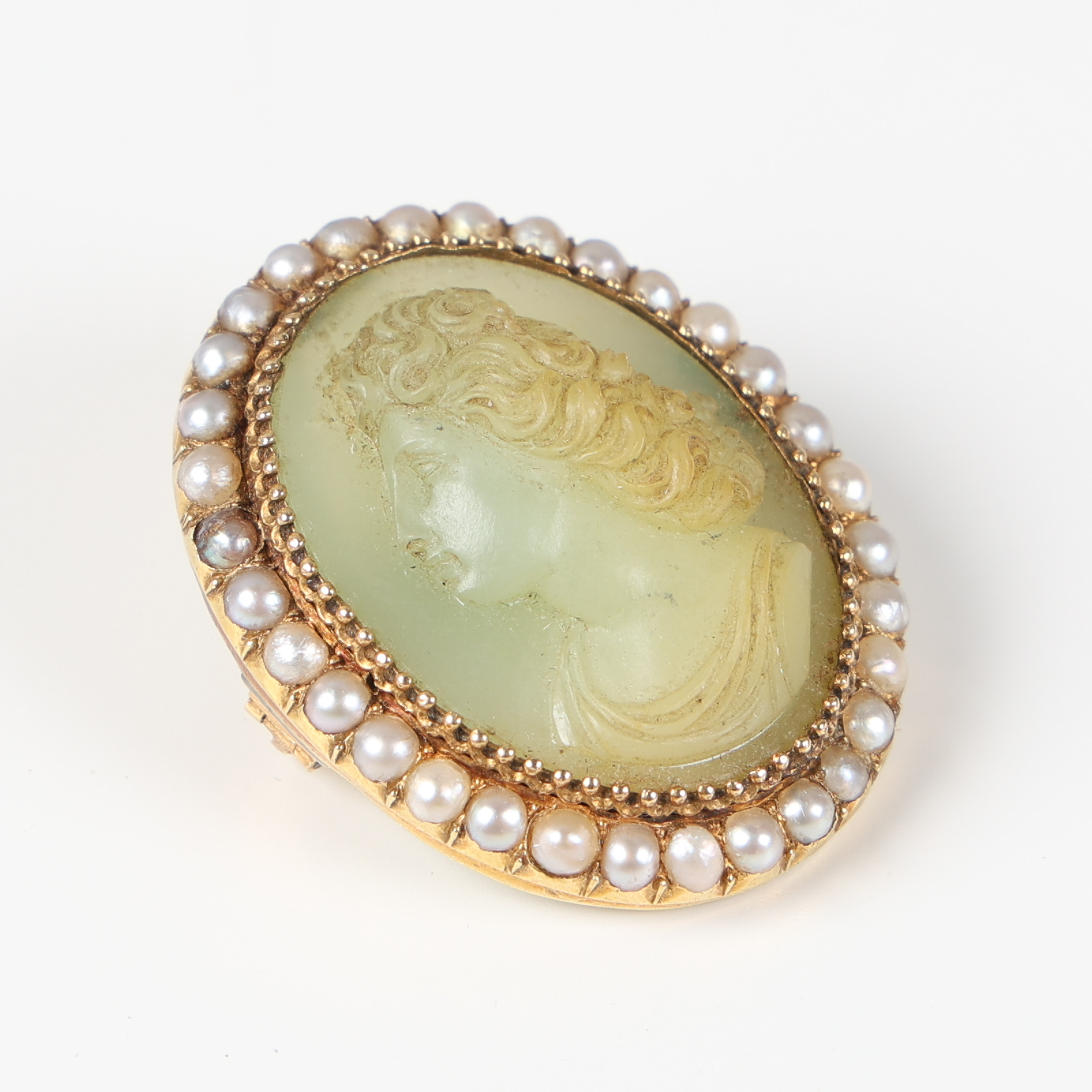 ANTIK BROSCH, 18K guld, orientaliska pärlor och skuren nefrit, empire. 1800-talets första del.