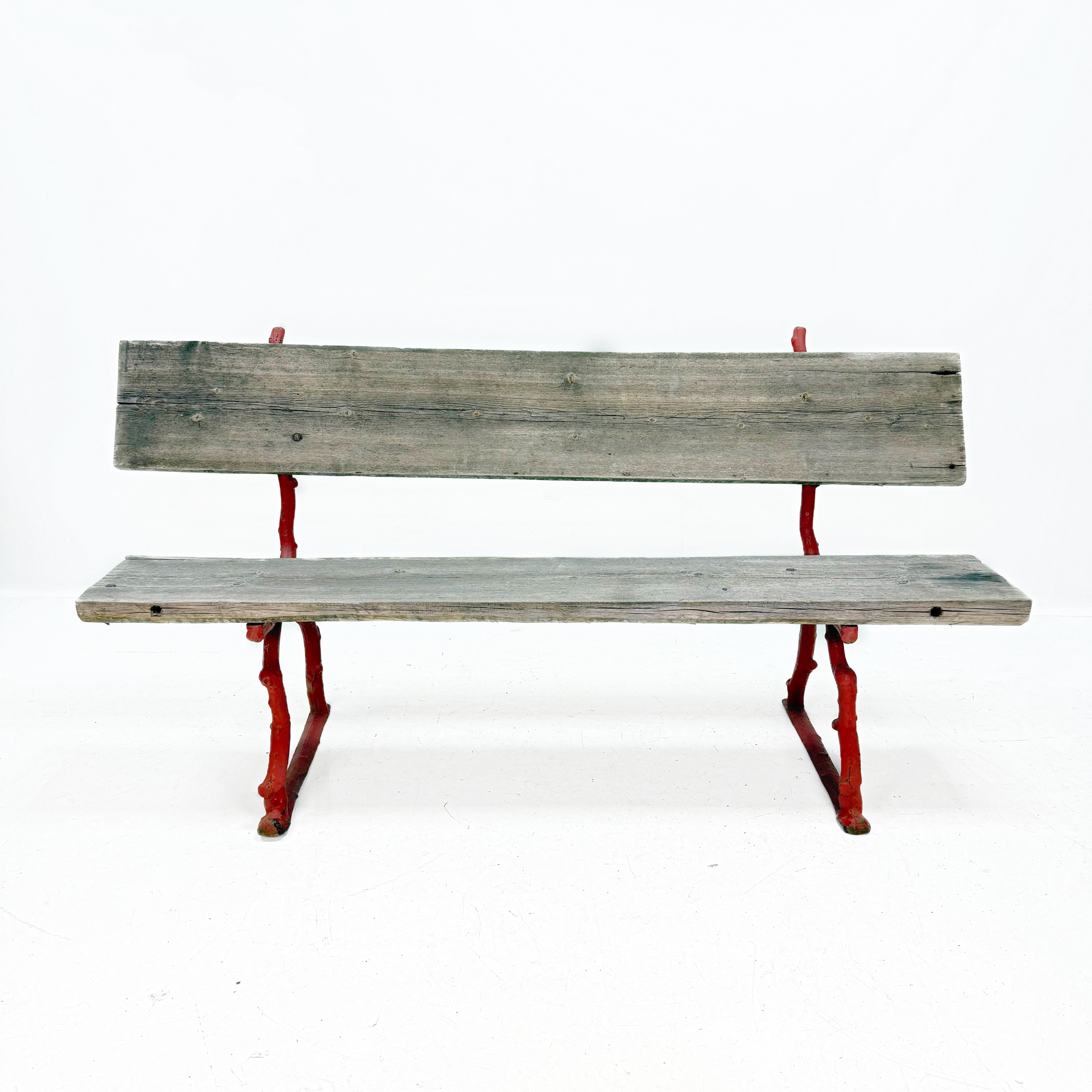 TRÄDGÅRDSBÄNK /PARKSOFFA , säte och rygg av grova plankor, ben av gjutjärn utformade som grenar.