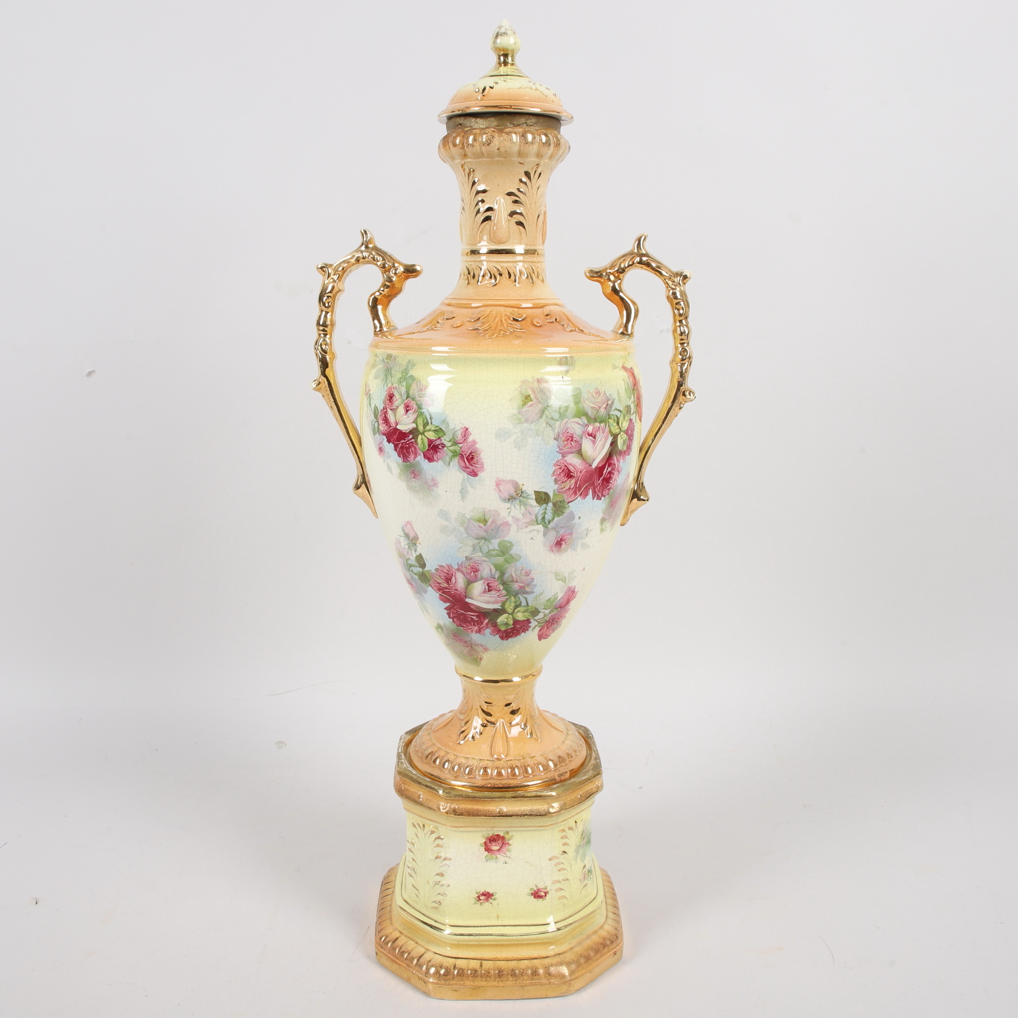 LOCKURNA PÅ SOCKEL, 3 delar, porslin, England, 1800/1900-tal.