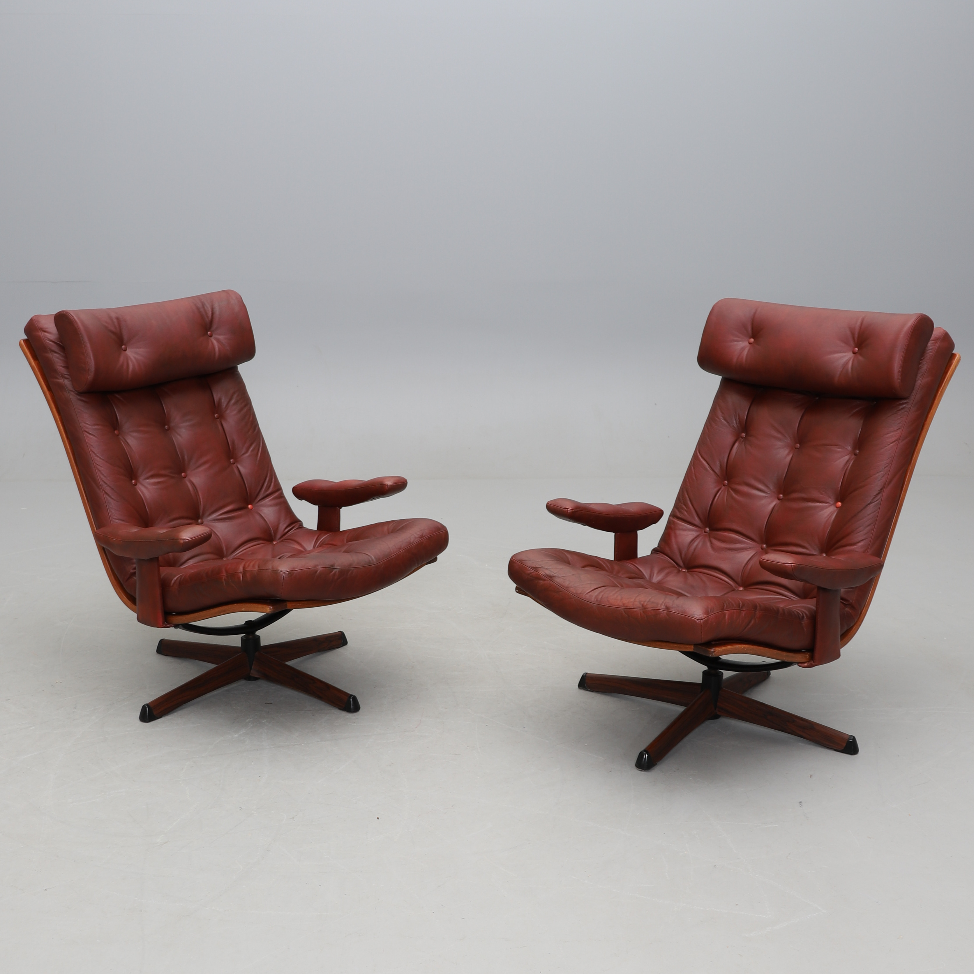GÖTE ÖHRSKOG & FOLKE AGNÉR. Snurrfåtöljer, ett par, ”Delfin”, G-Design/Göte Möbler, Nässjö, 1970-tal.