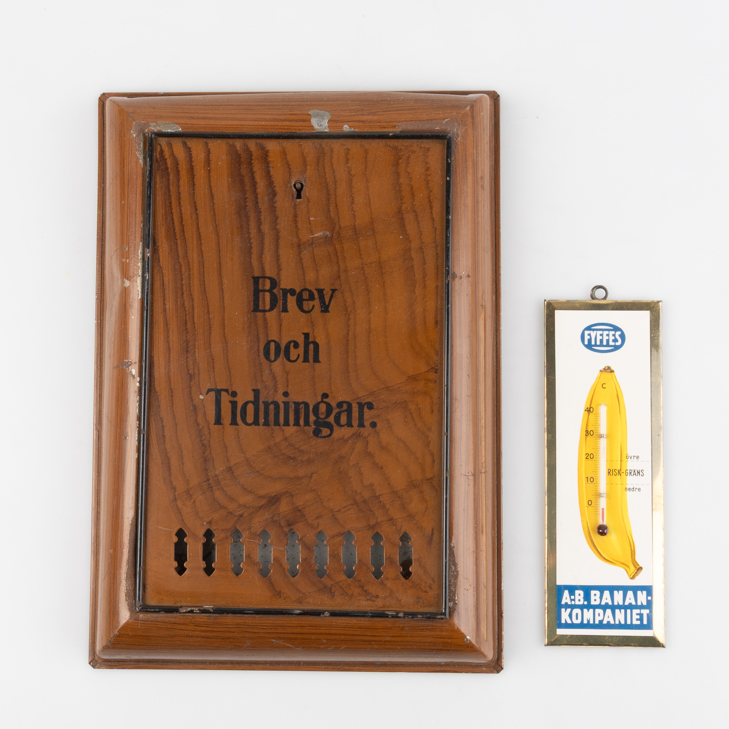 VÄGGFÖRVARING & TERMOMETER, Fyffe Banankompaniet, och "Brev och tidningar", plåt, 1900-tal.