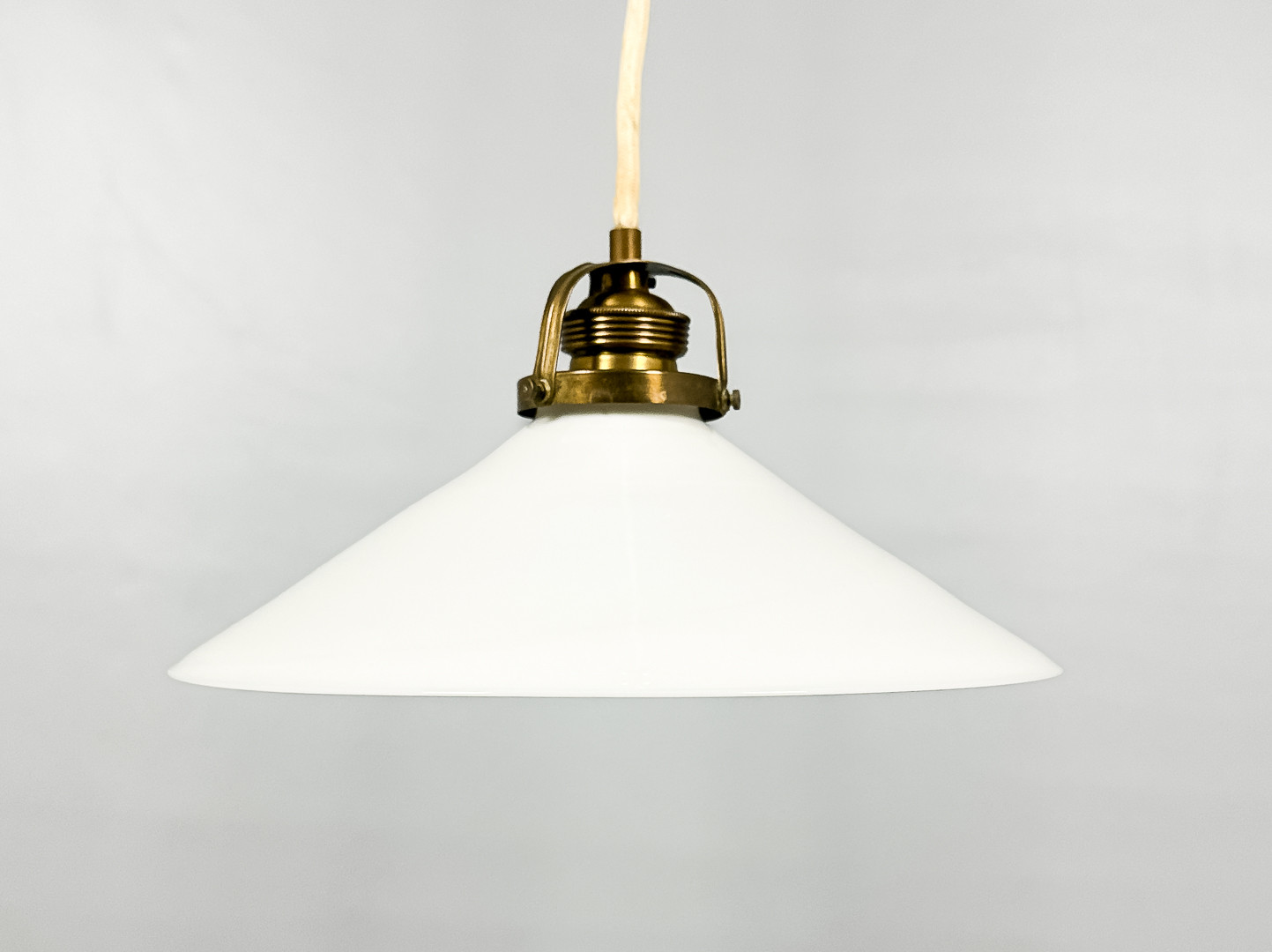 SKOMAKARLAMPA, glas, mässing, 1900-tal.