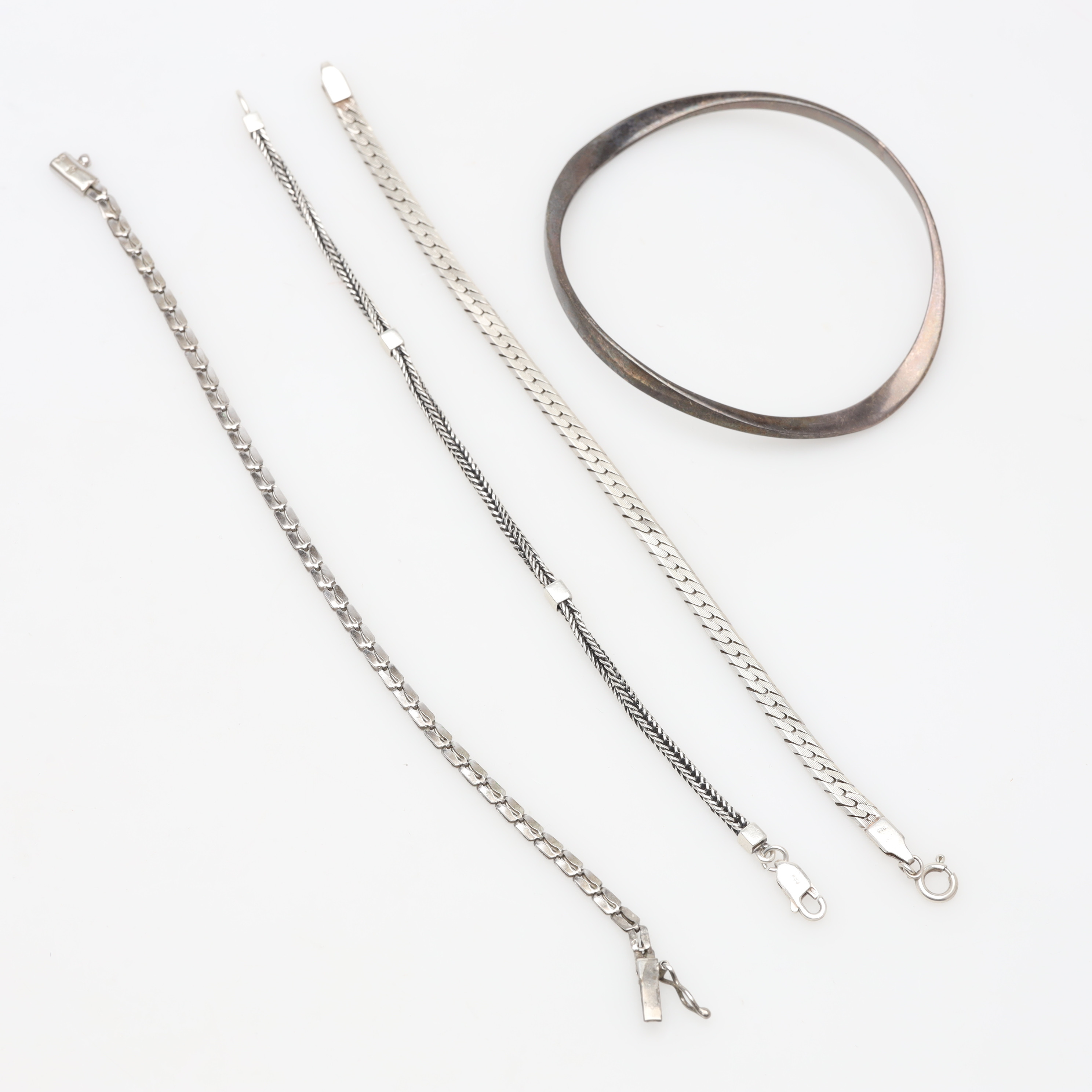 ARMBAND samt ARMRING 4 stycken, silver, vikt ca 32,5 gram.