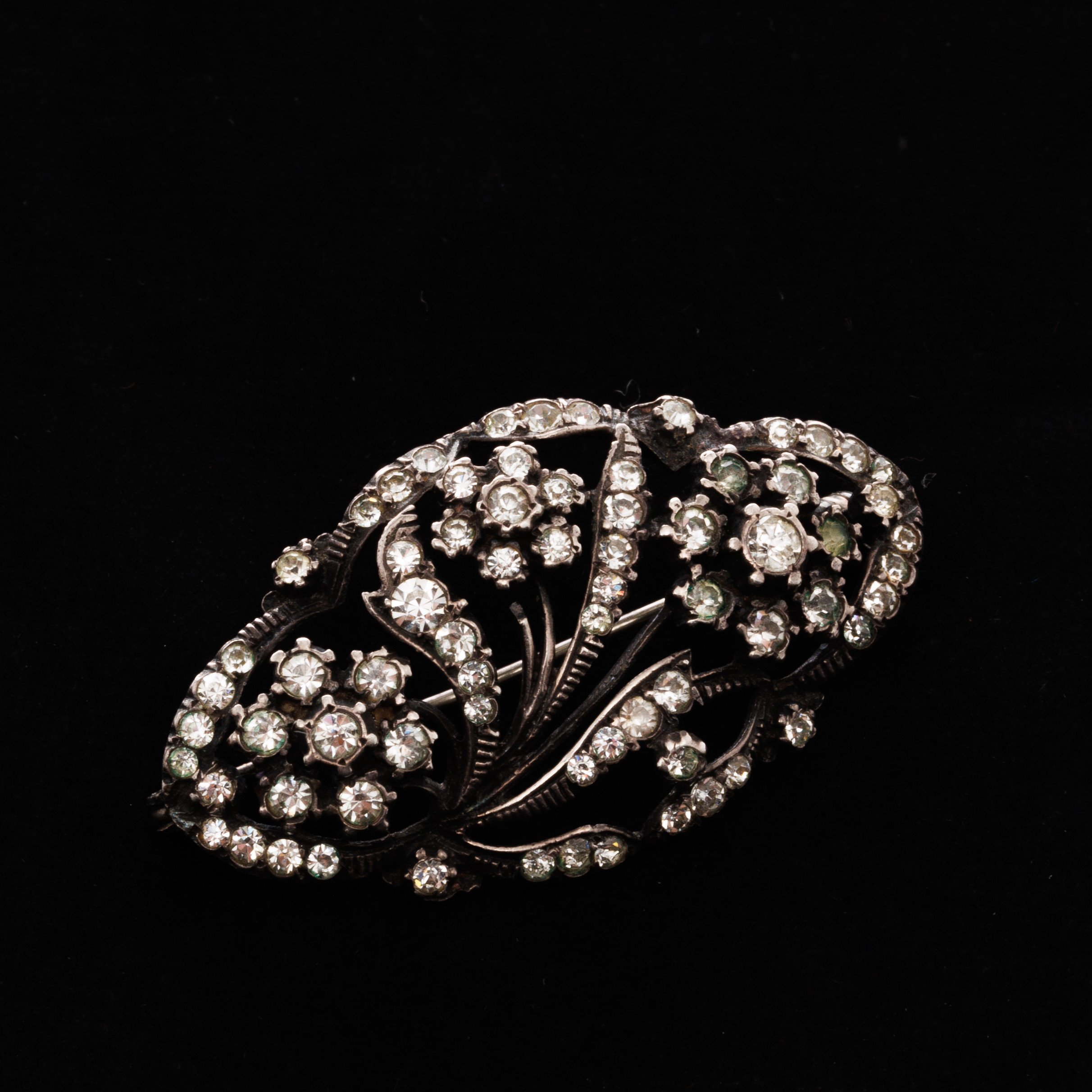 BROSCH, Silver, Vita stenar.