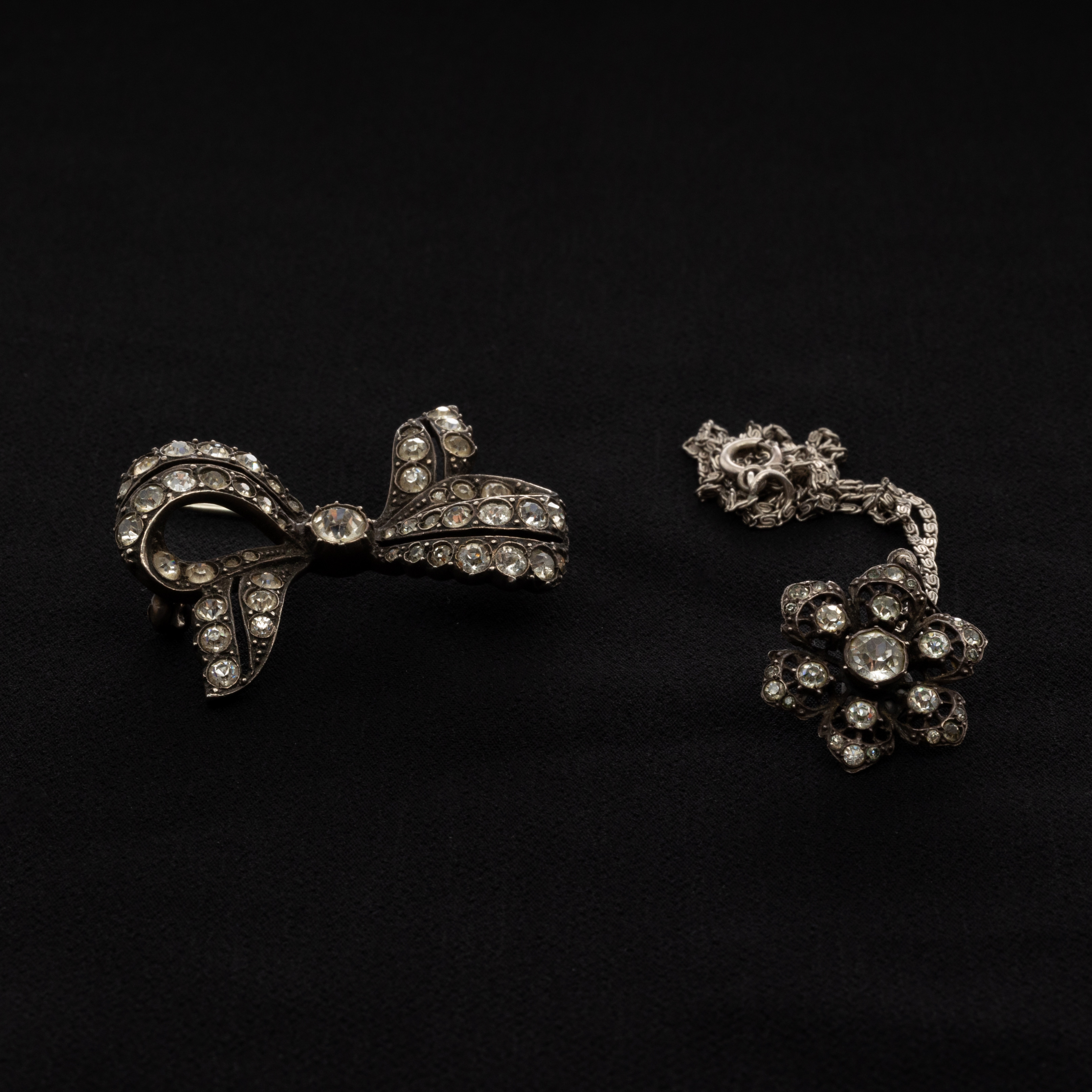 BROSCH & COLLIER, Silver, Vita stenar.
