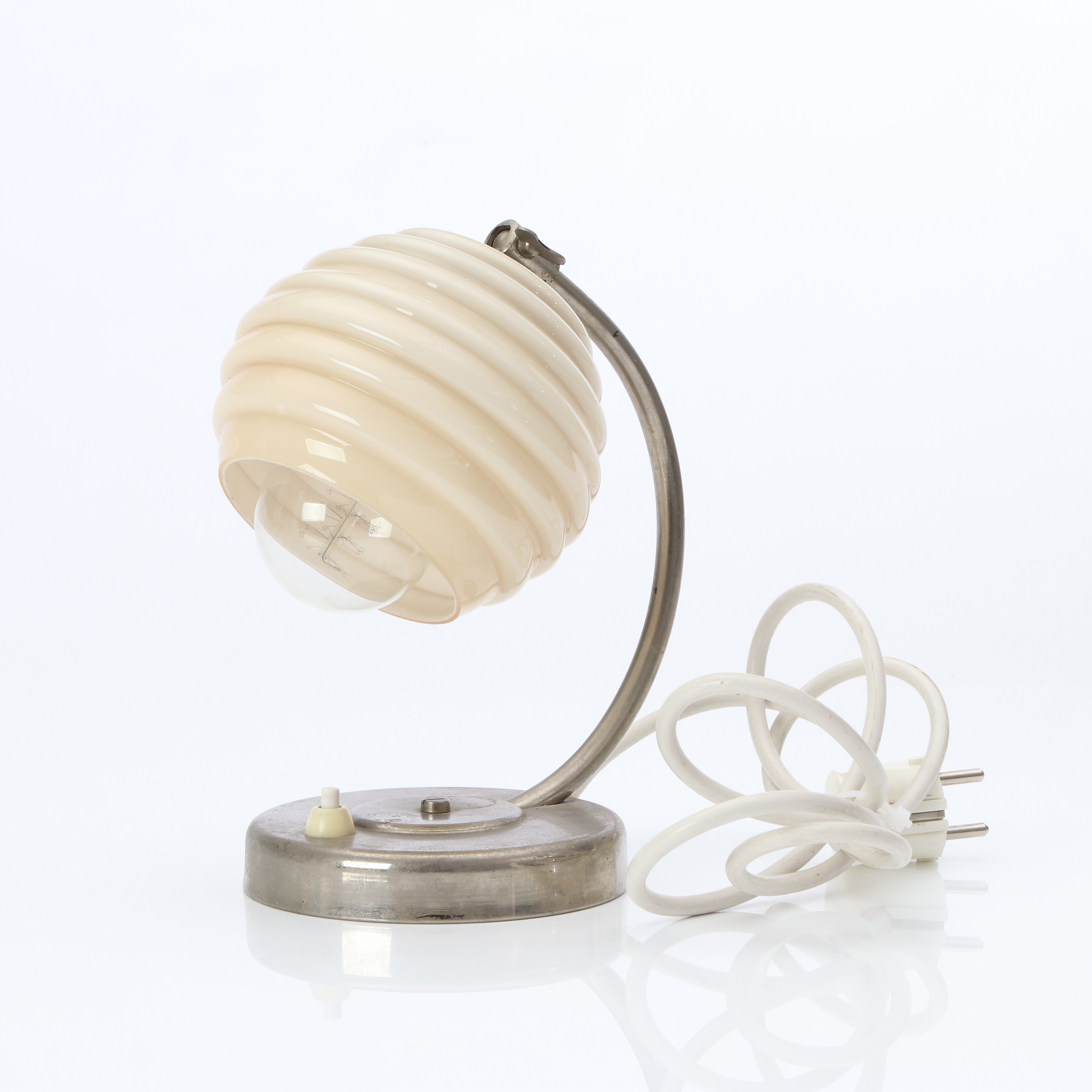 BORDSLAMPA. Förnicklad metall med glaskupa. Funkis, 1930-tal.