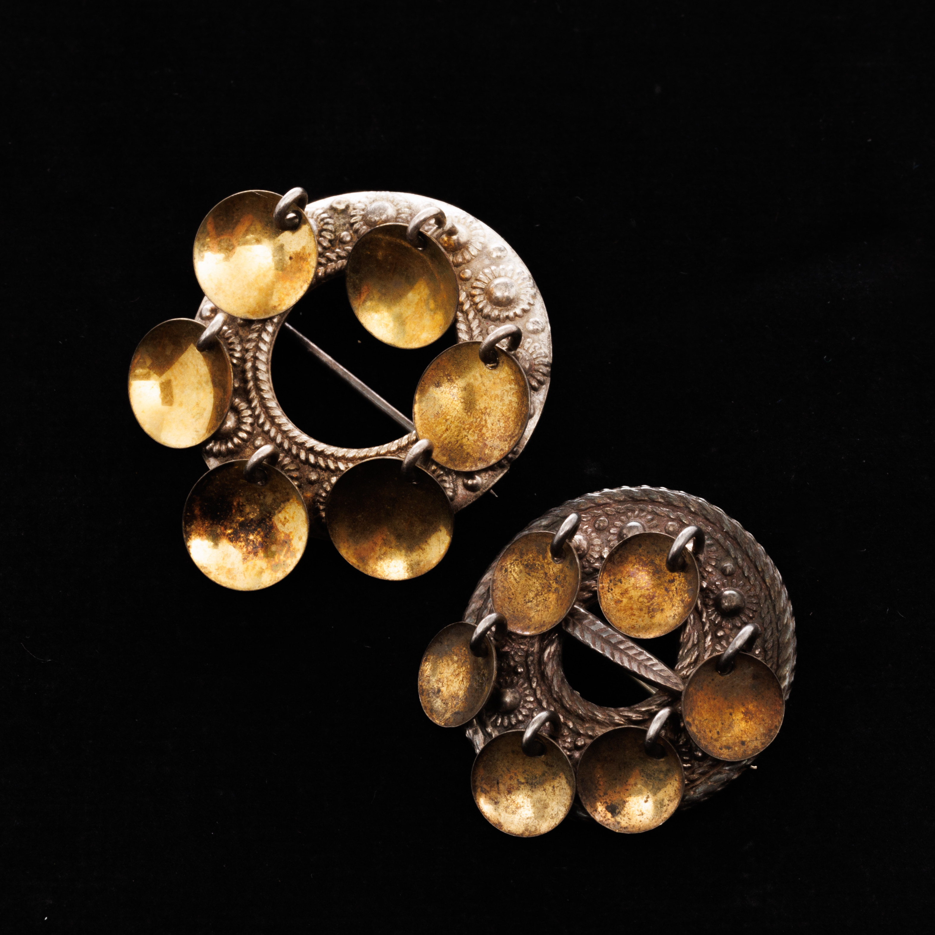 BROSCHER, 2 st, Silver, Förgylld dekor.