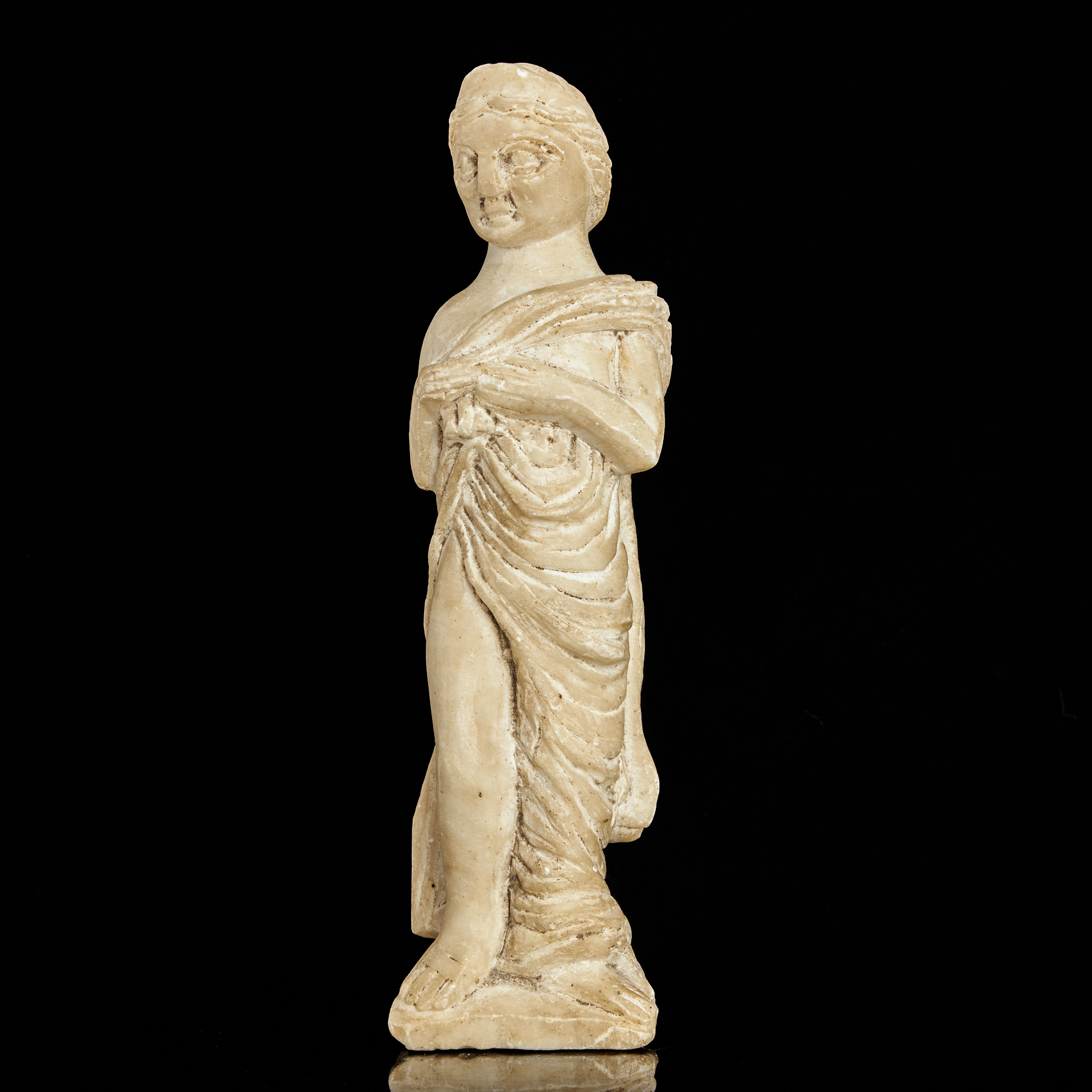 SKULPTUR, 18-/1900-tal, efter antiken, i form av stående kvinna, alabaster.
